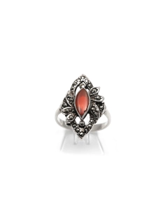Bague contemporaine en argent 925 sertie d'une cornaline et de marcassites