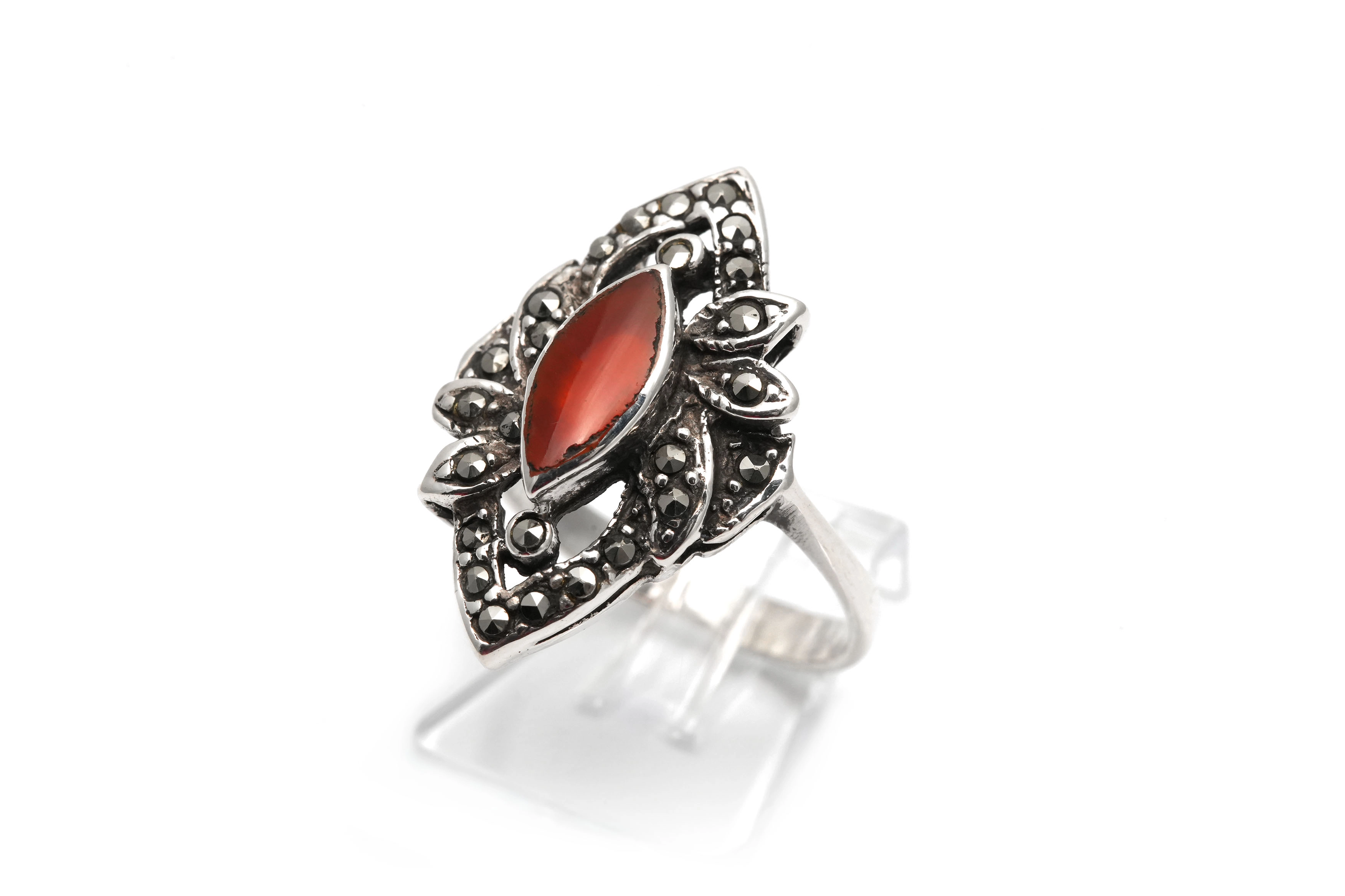 Bague contemporaine en argent 925 sertie d'une cornaline et de marcassites