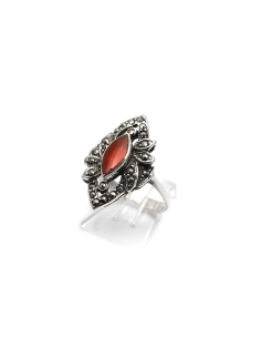 Bague contemporaine en argent 925 sertie d'une cornaline et de marcassites