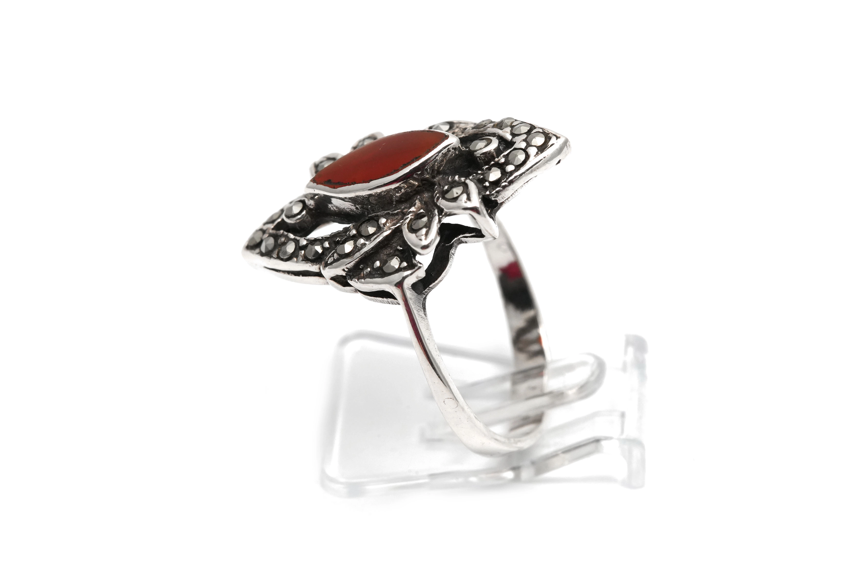Bague contemporaine en argent 925 sertie d'une cornaline et de marcassites