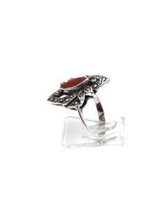 Bague contemporaine en argent 925 sertie d'une cornaline et de marcassites
