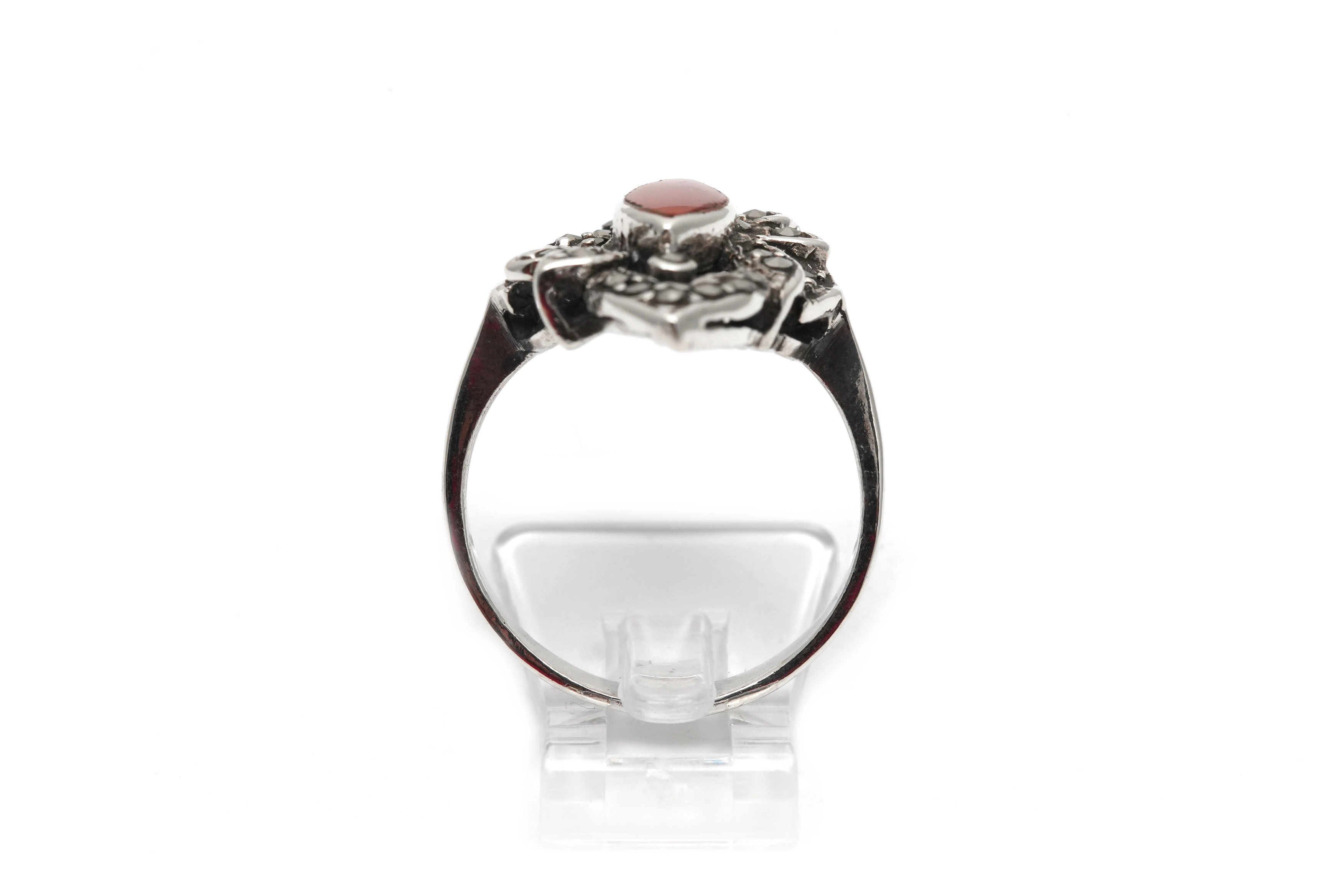 Bague contemporaine en argent 925 sertie d'une cornaline et de marcassites