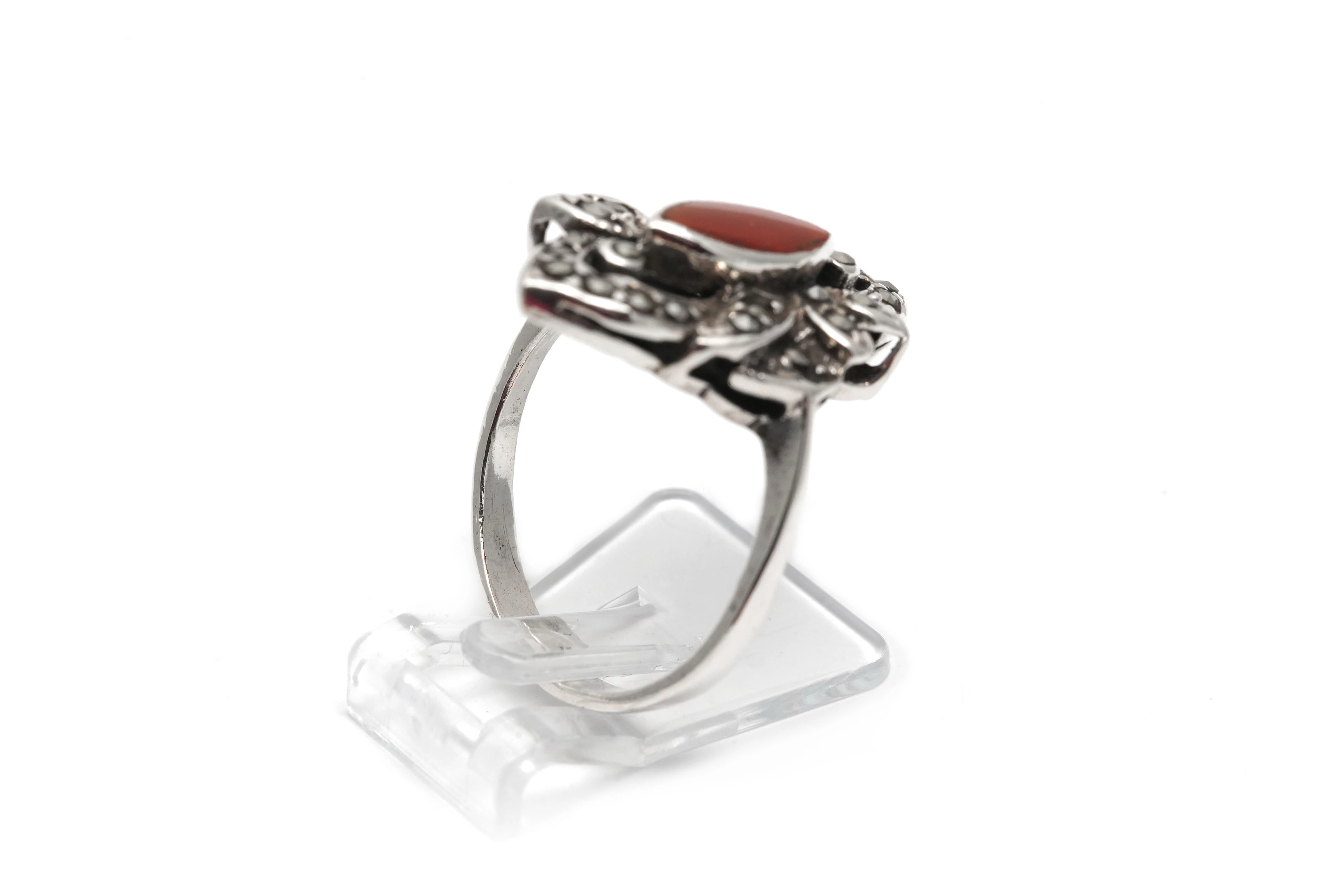 Bague contemporaine en argent 925 sertie d'une cornaline et de marcassites