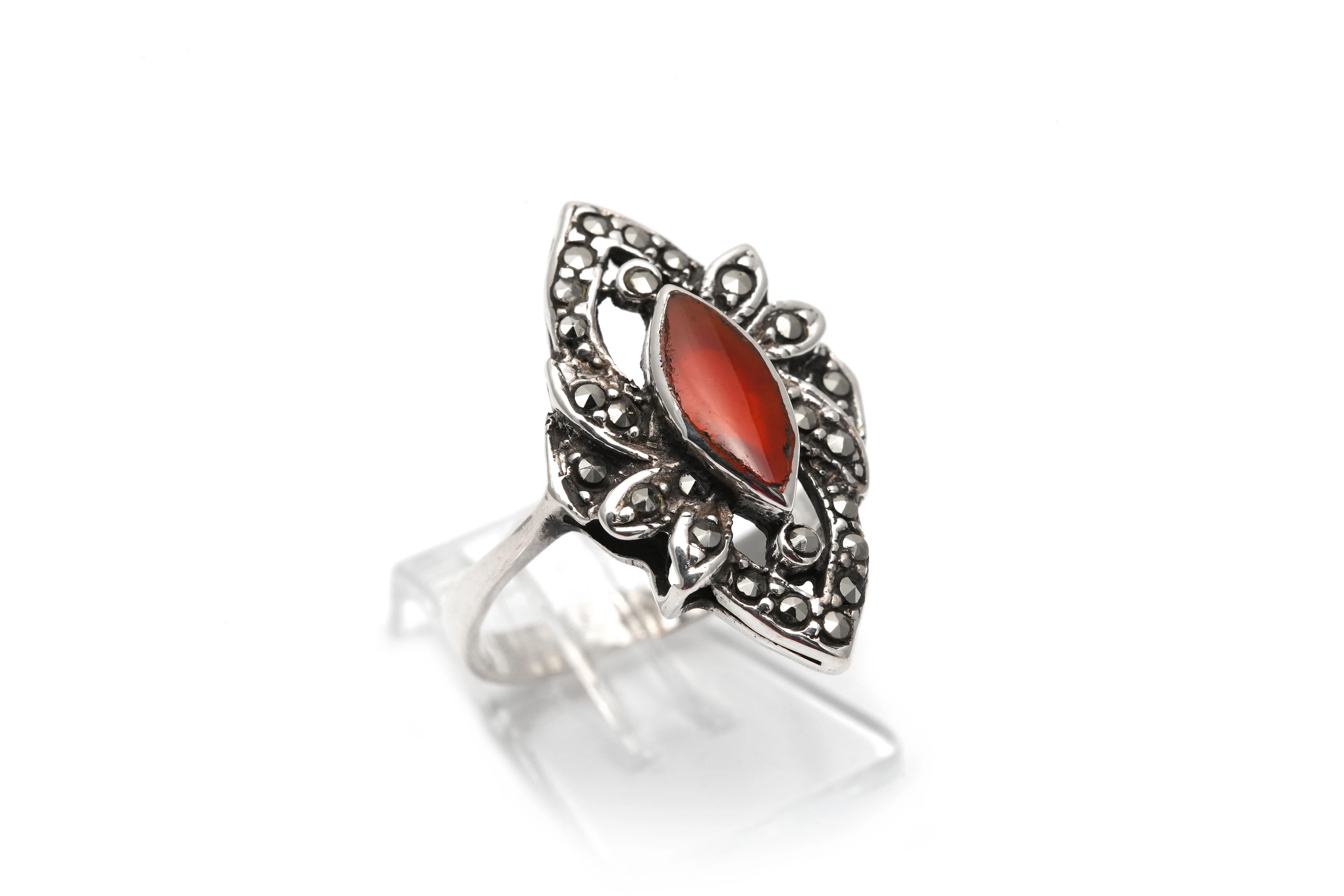 Bague contemporaine en argent 925 sertie d'une cornaline et de marcassites