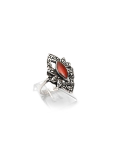Bague contemporaine en argent 925 sertie d'une cornaline et de marcassites