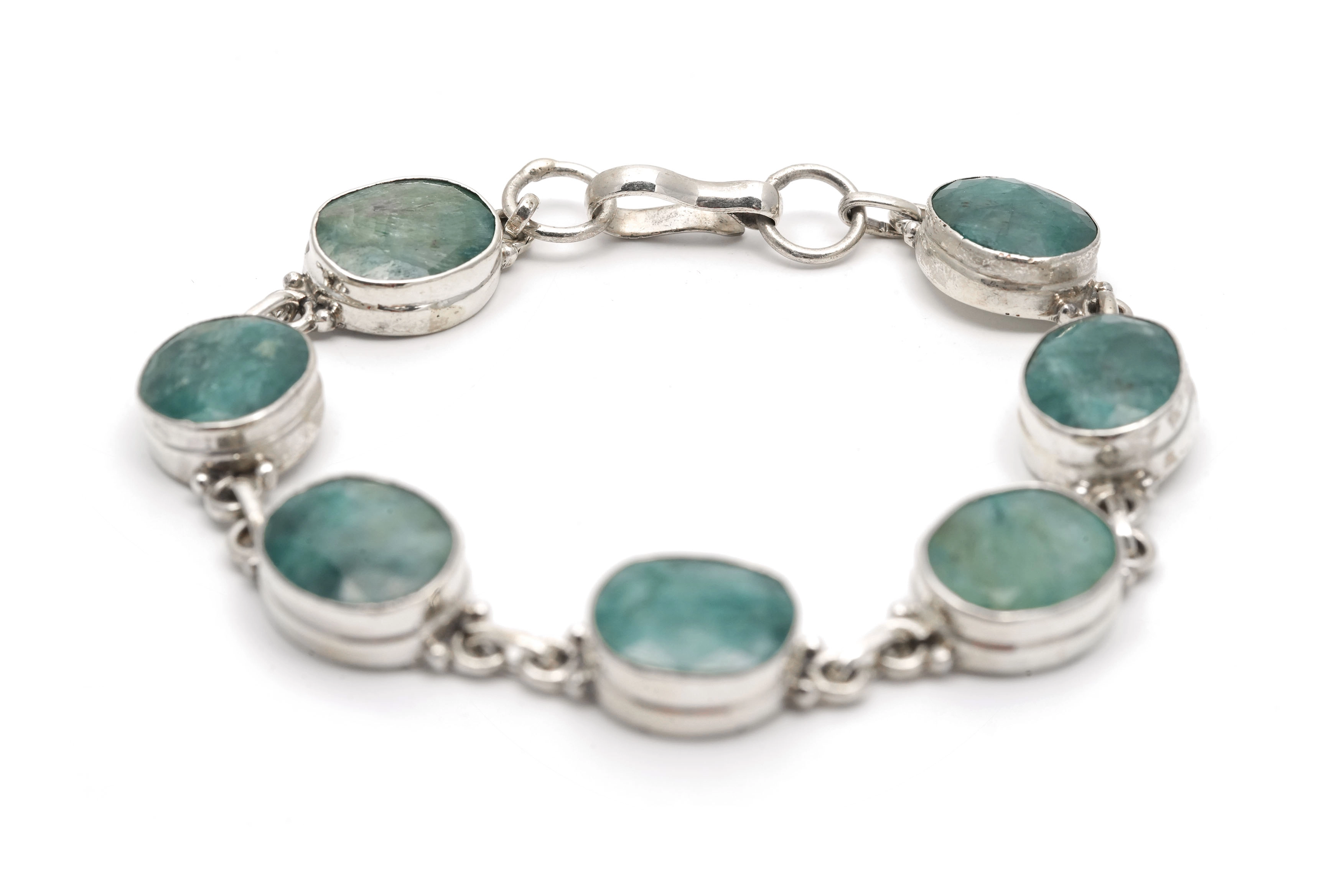 Bracelet contemporain en argent 925 serti d'émeraudes traitées