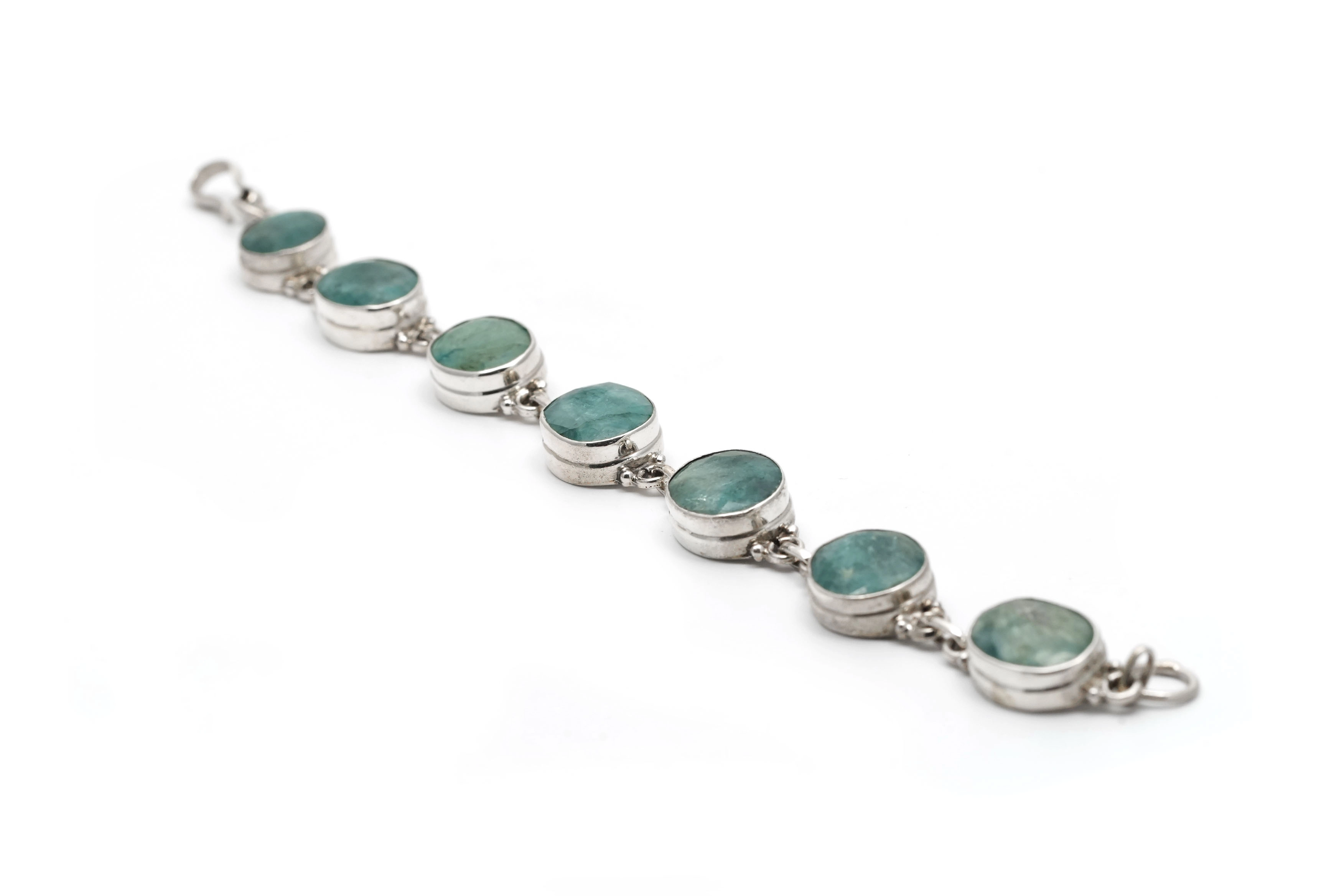 Bracelet contemporain en argent 925 serti d'émeraudes traitées