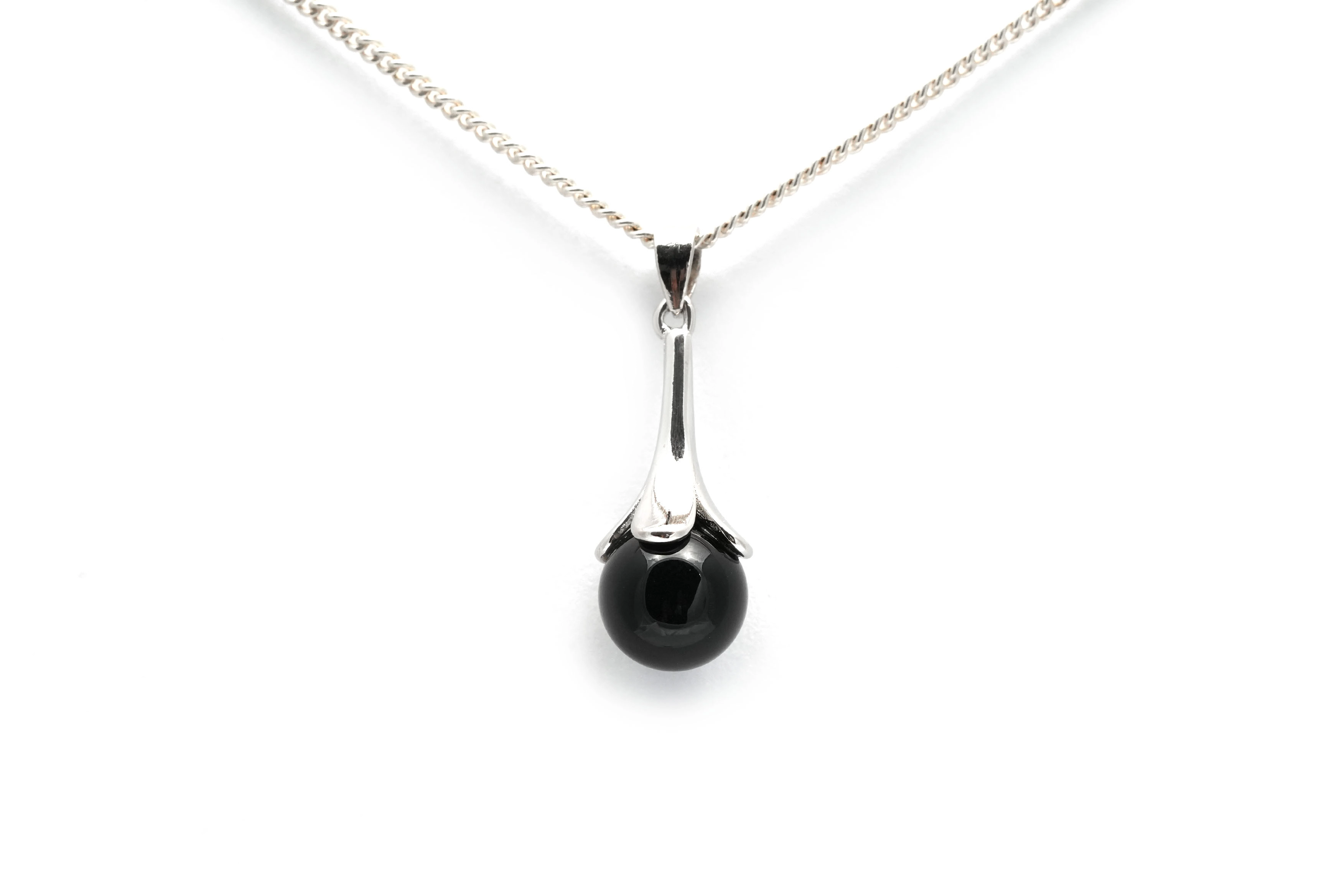 Pendentif contemporain en argent 925 serti d'une onyx