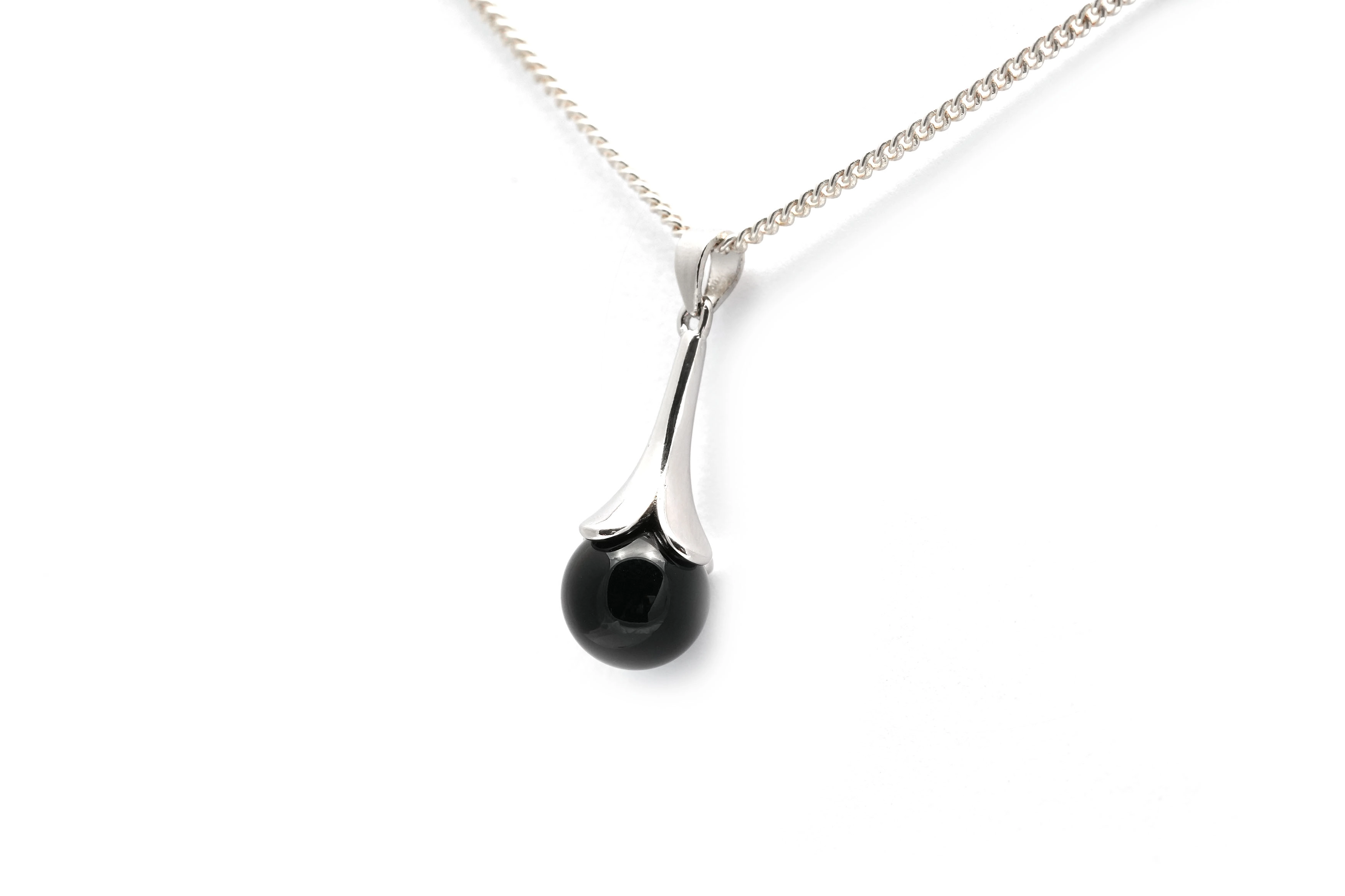 Pendentif contemporain en argent 925 serti d'une onyx