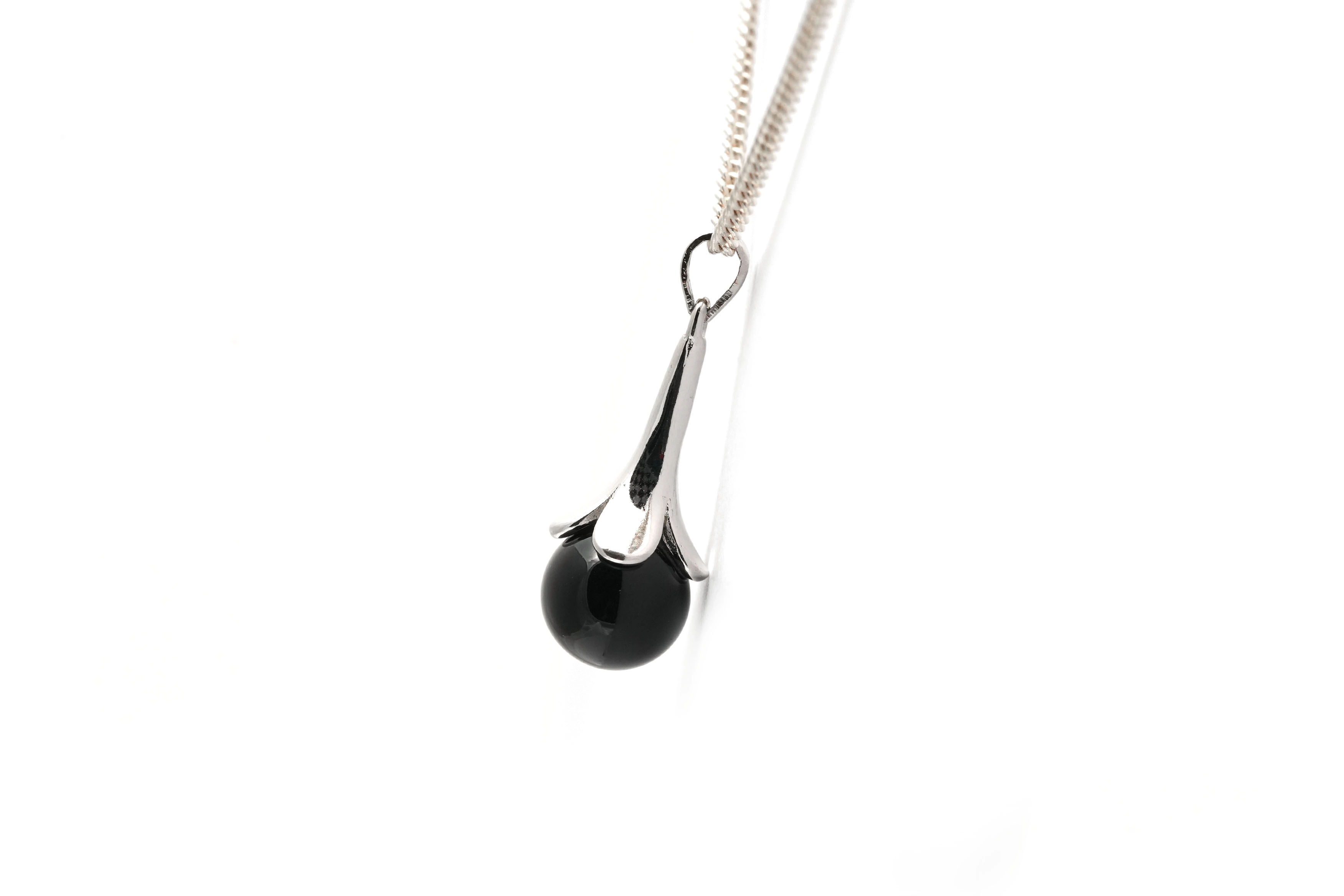 Pendentif contemporain en argent 925 serti d'une onyx