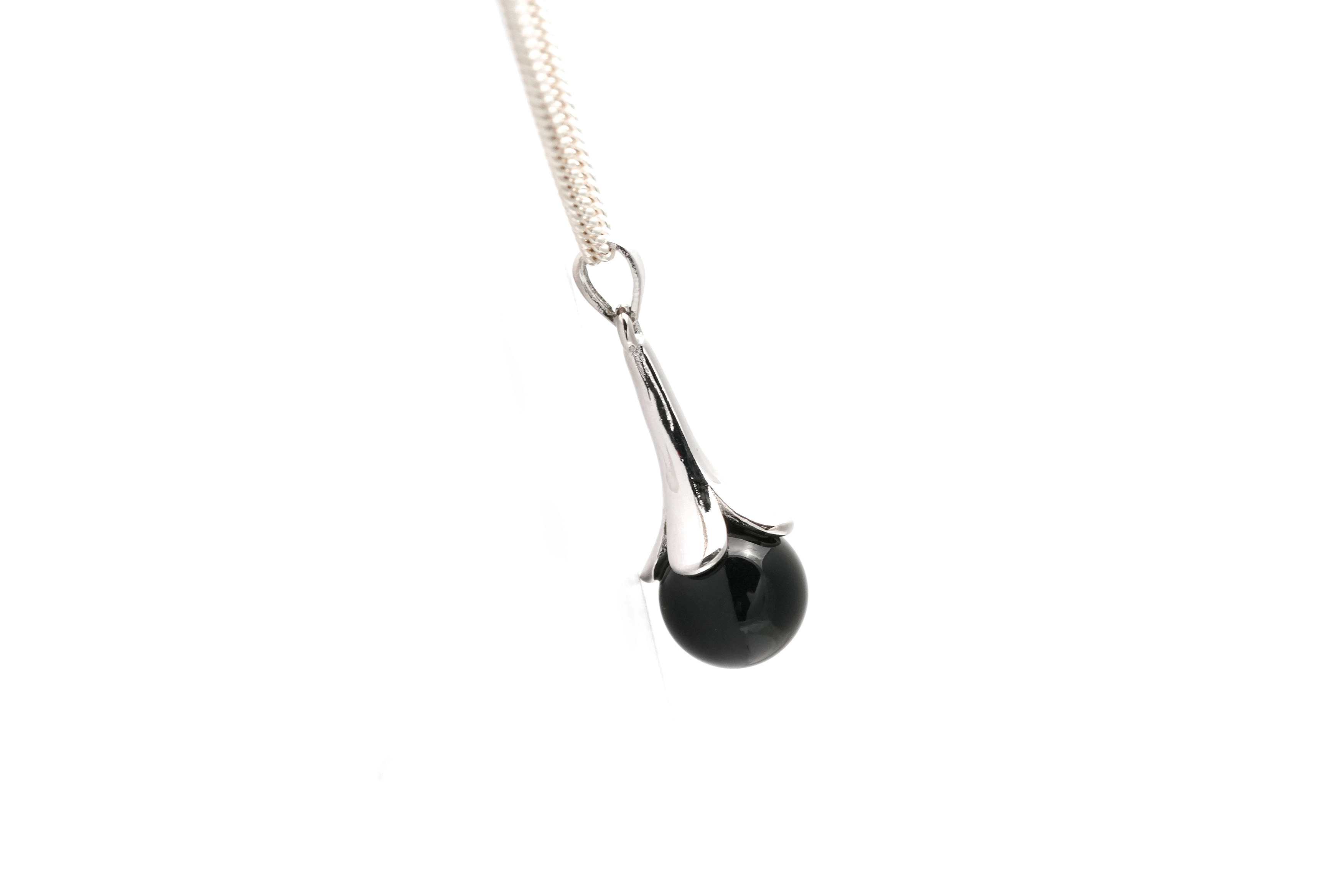 Pendentif contemporain en argent 925 serti d'une onyx