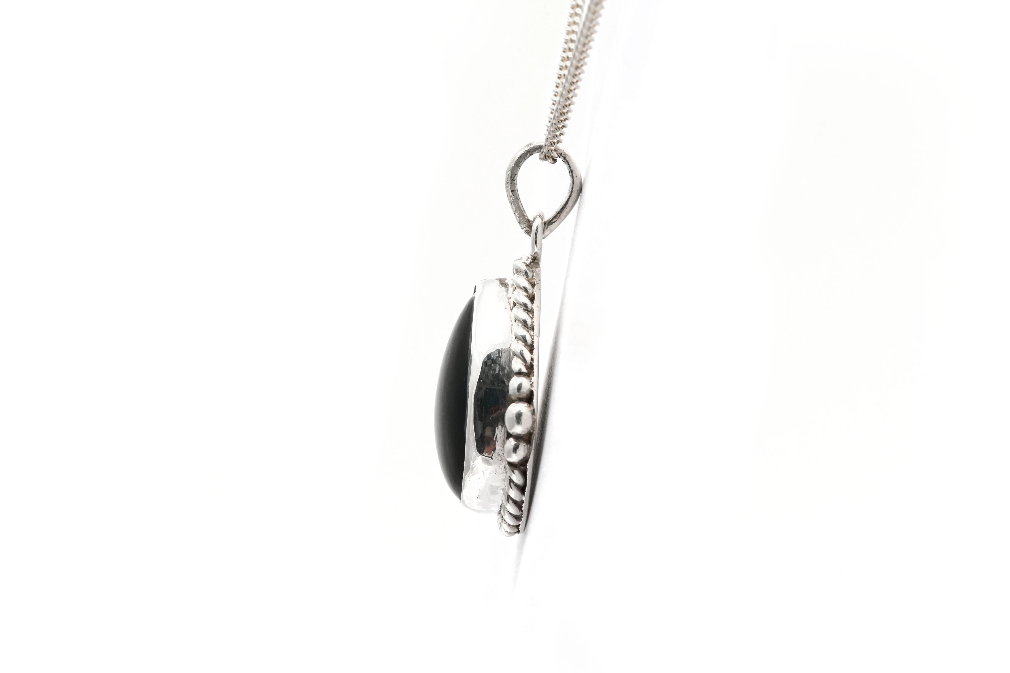 Pendentif contemporain en argent 925 serti d'une onyx