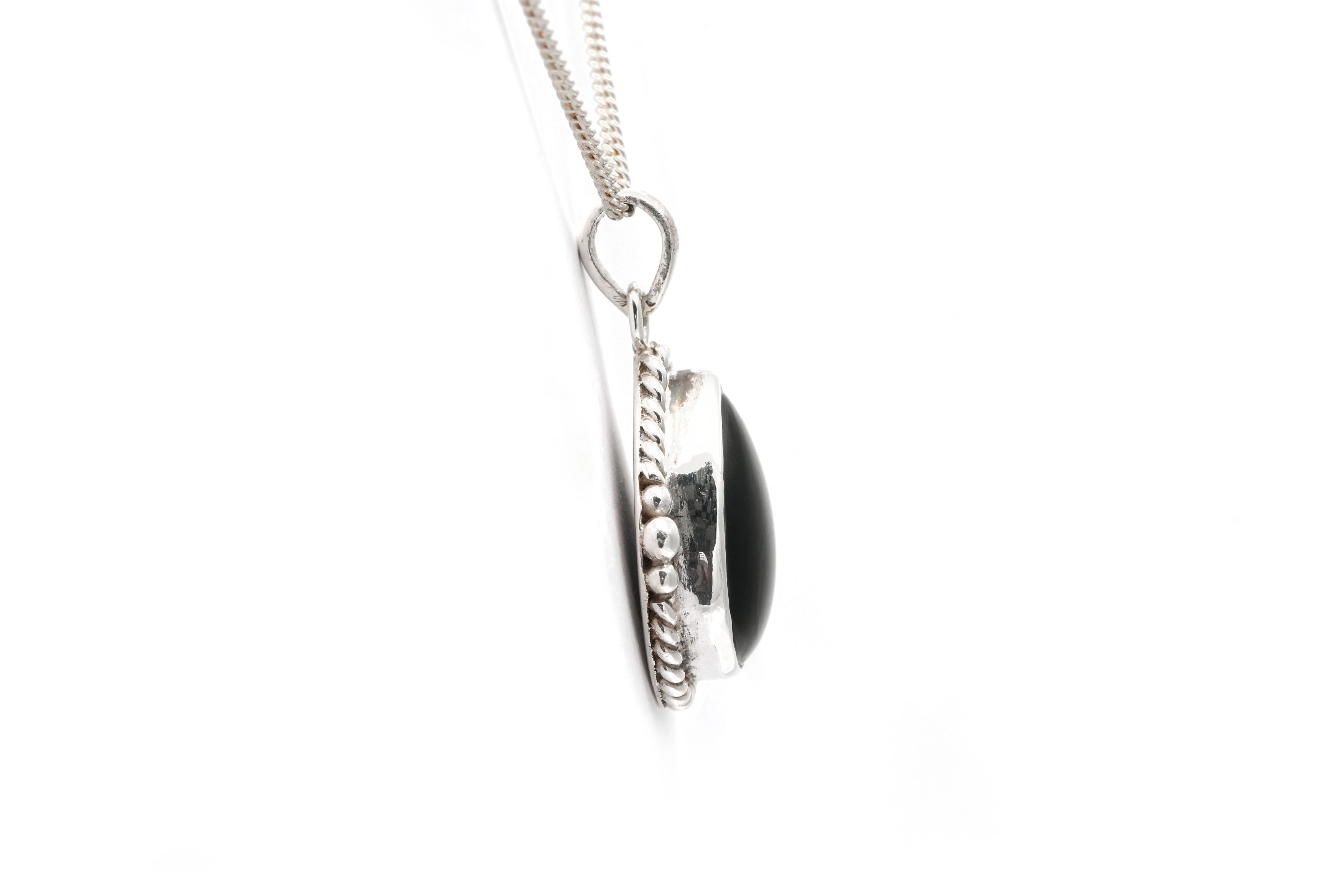 Pendentif contemporain en argent 925 serti d'une onyx