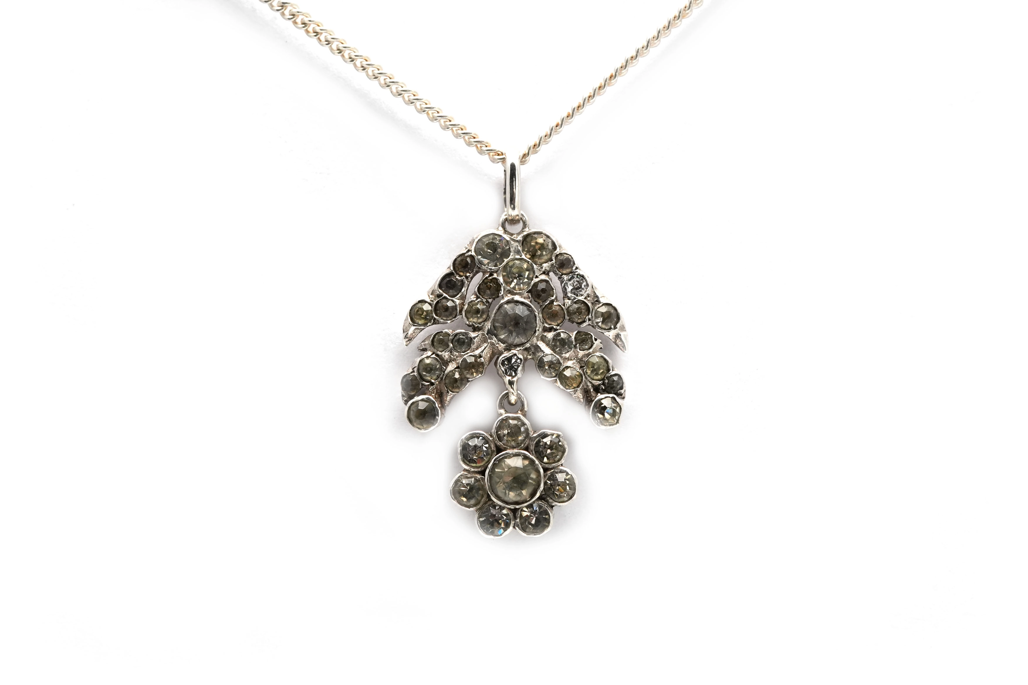 Pendentif Art Nouveau en argent serti de strass