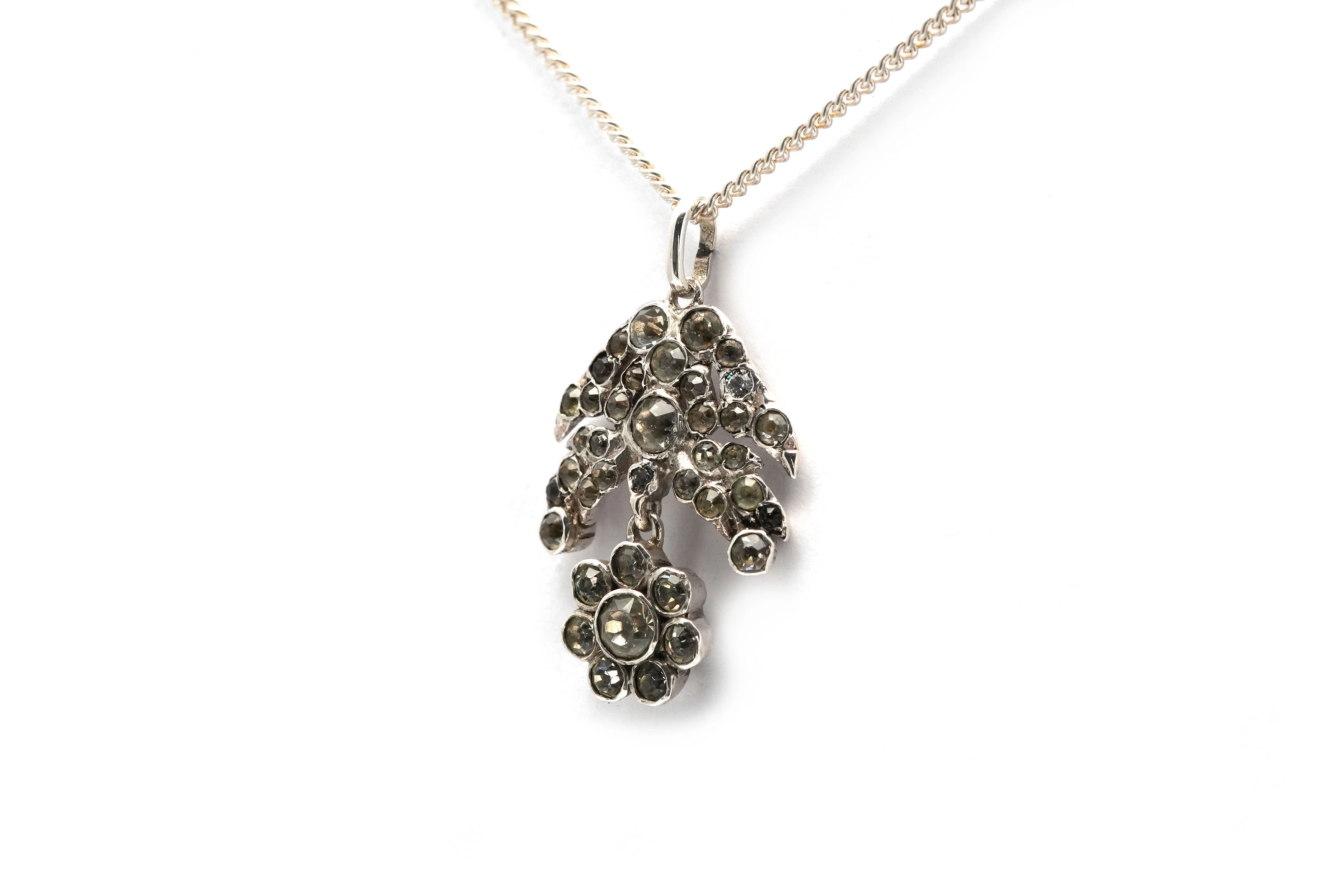 Pendentif Art Nouveau en argent serti de strass