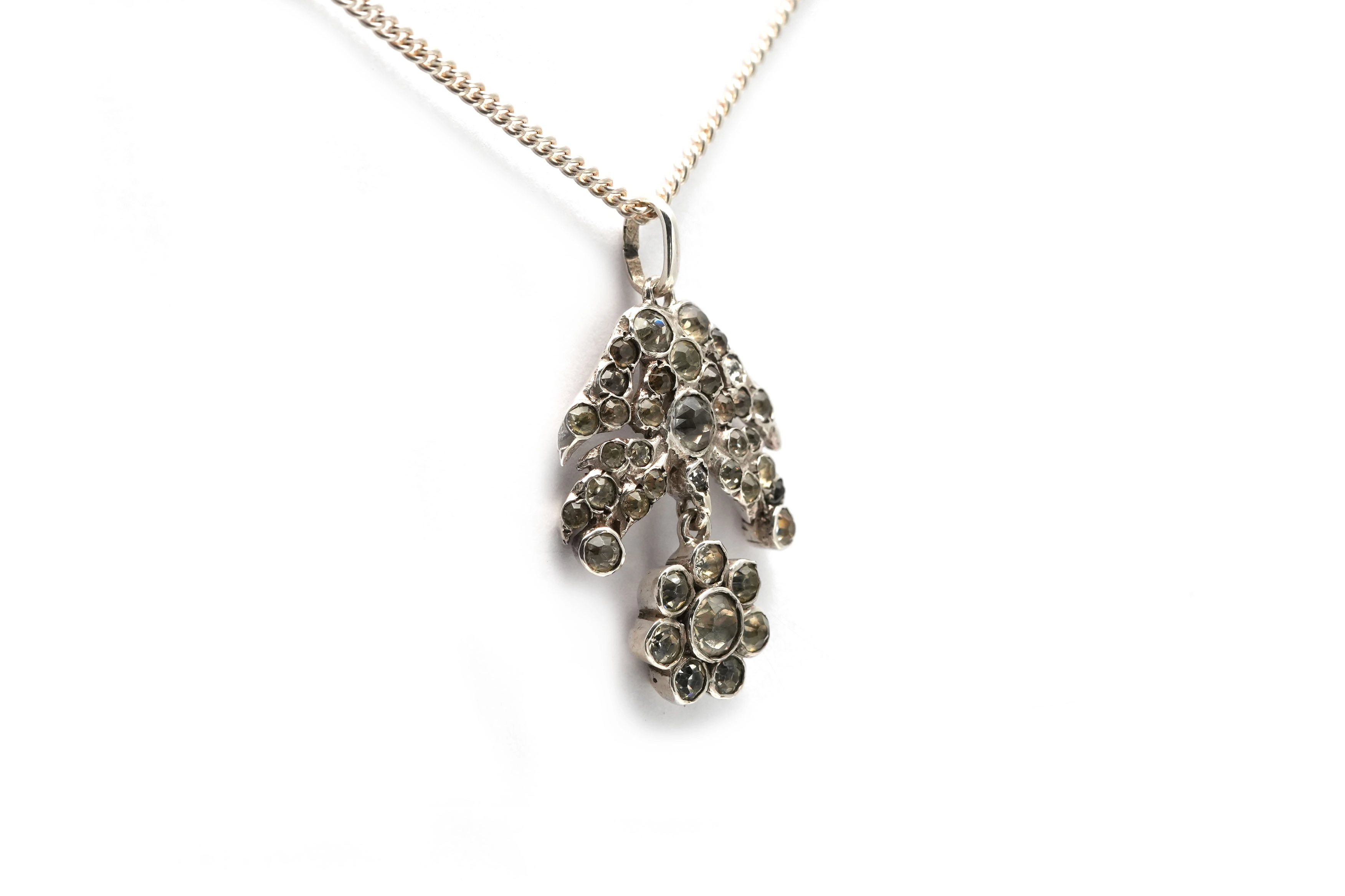 Pendentif Art Nouveau en argent serti de strass
