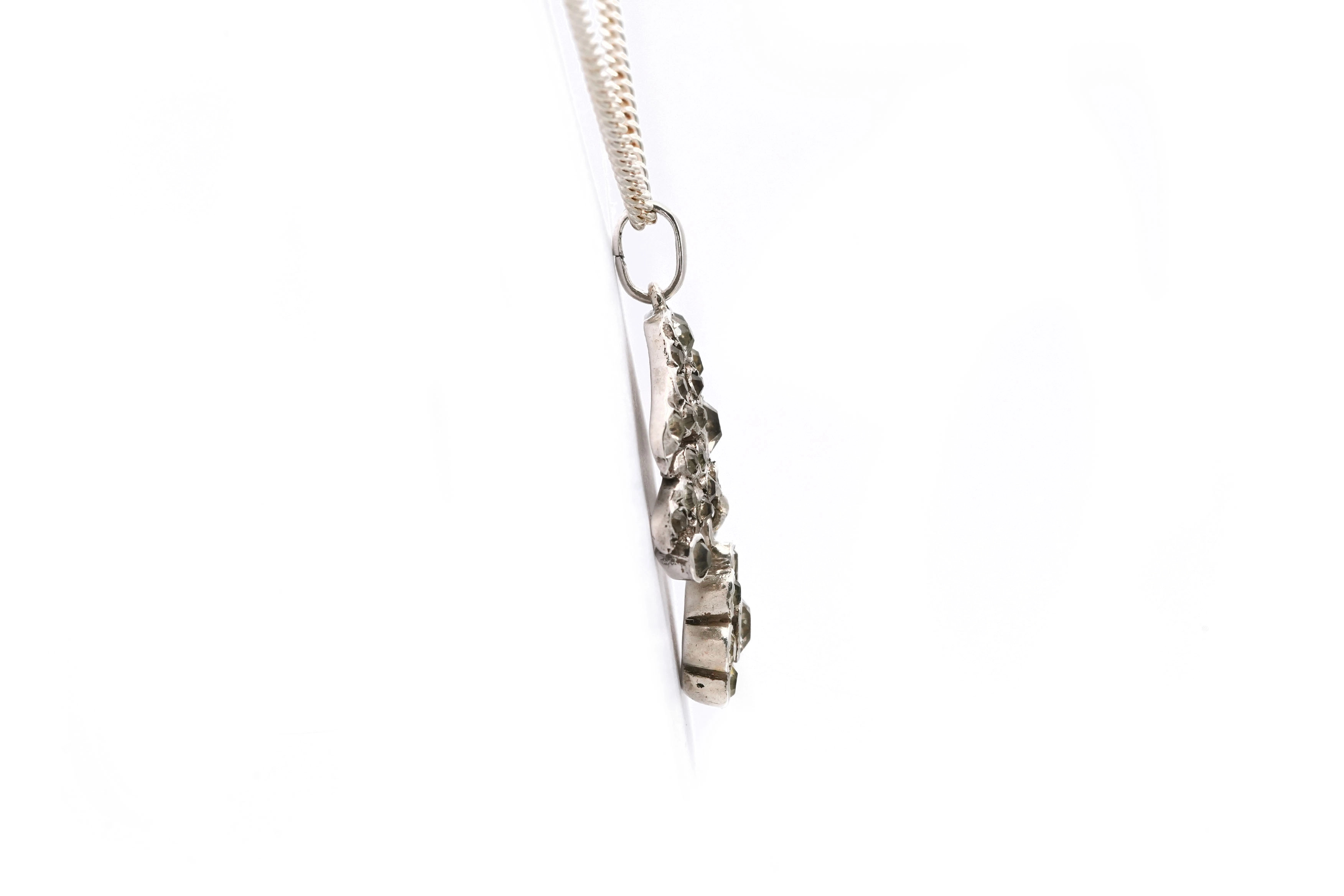 Pendentif Art Nouveau en argent serti de strass