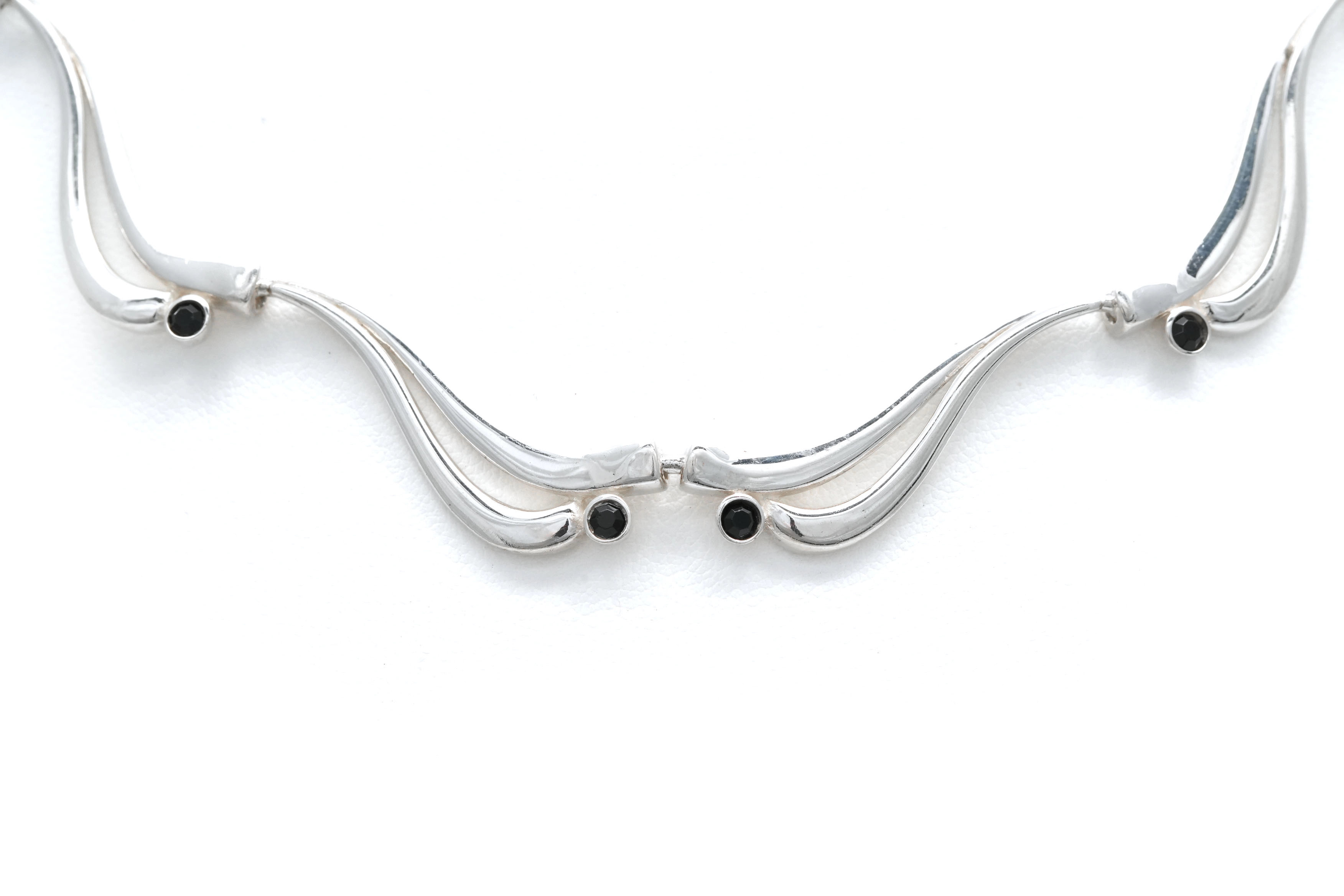 Collier contemporain en argent serti de strass