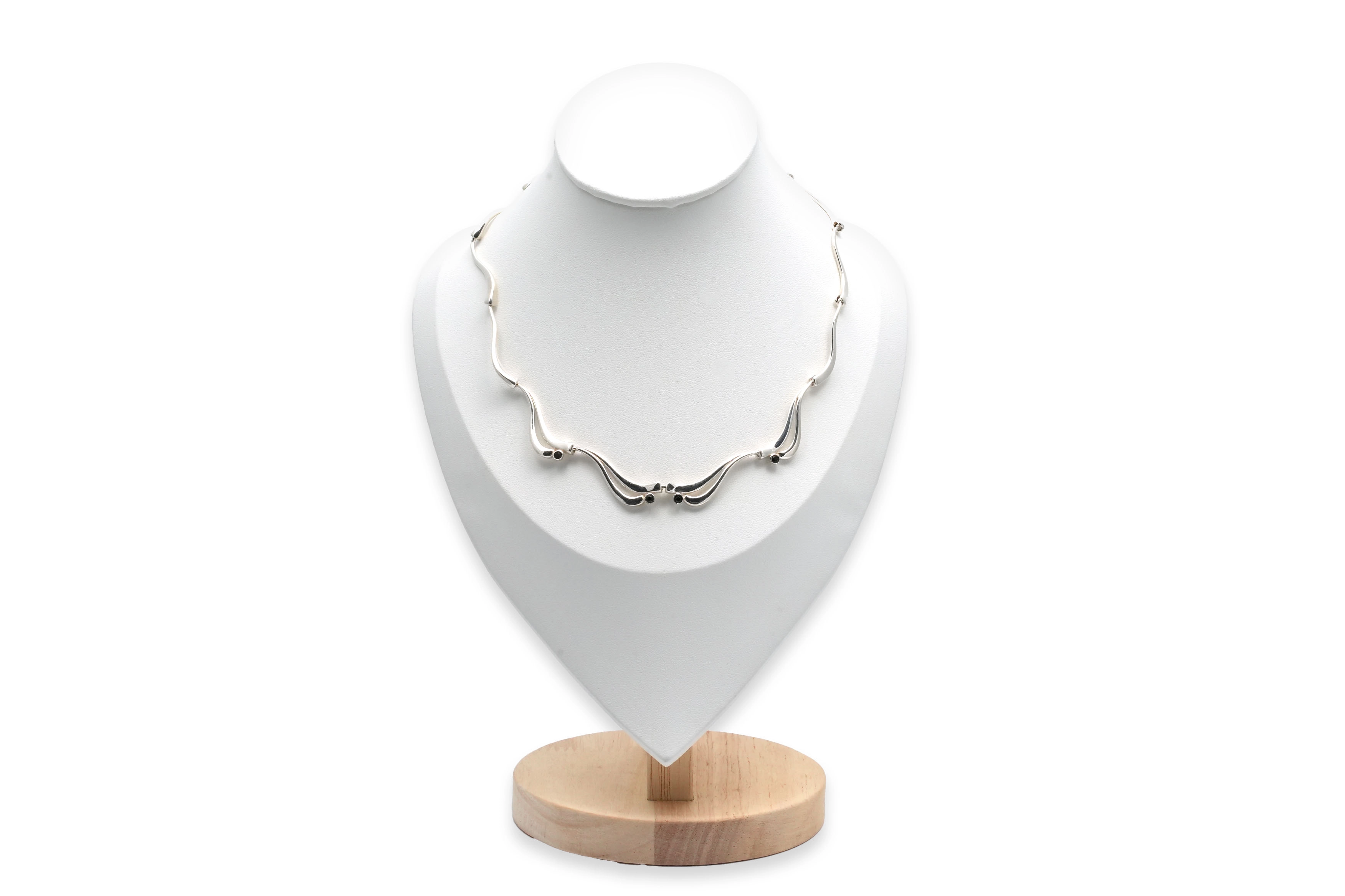 Collier contemporain en argent serti de strass