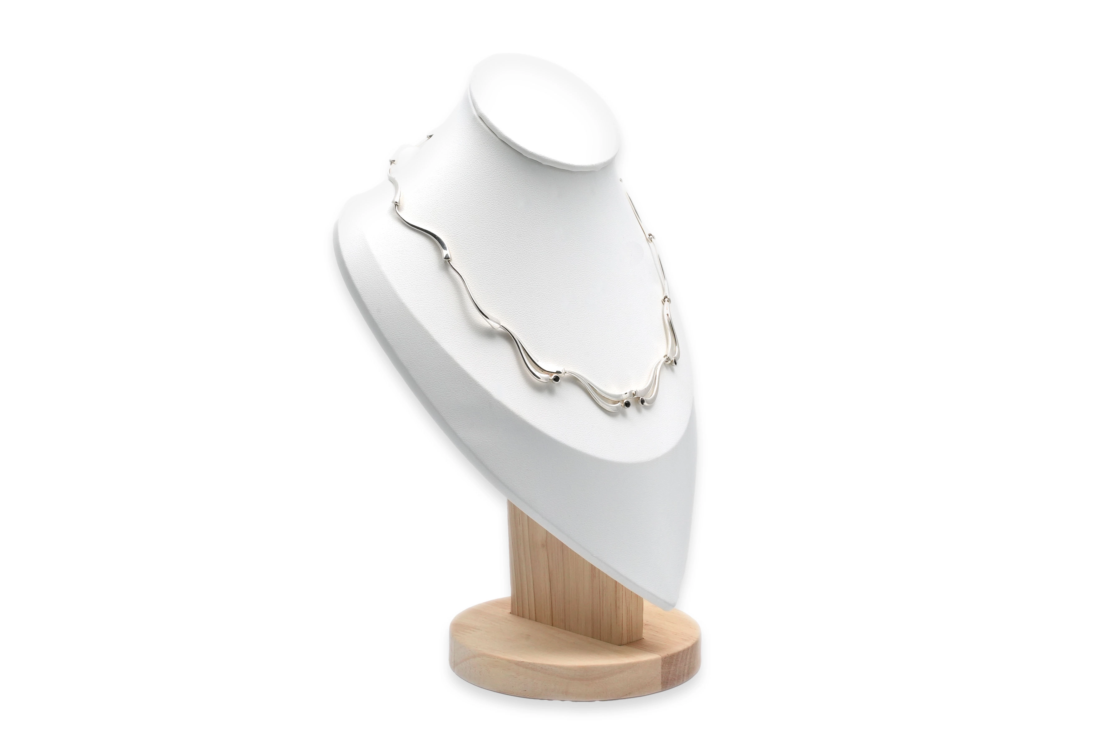 Collier contemporain en argent serti de strass