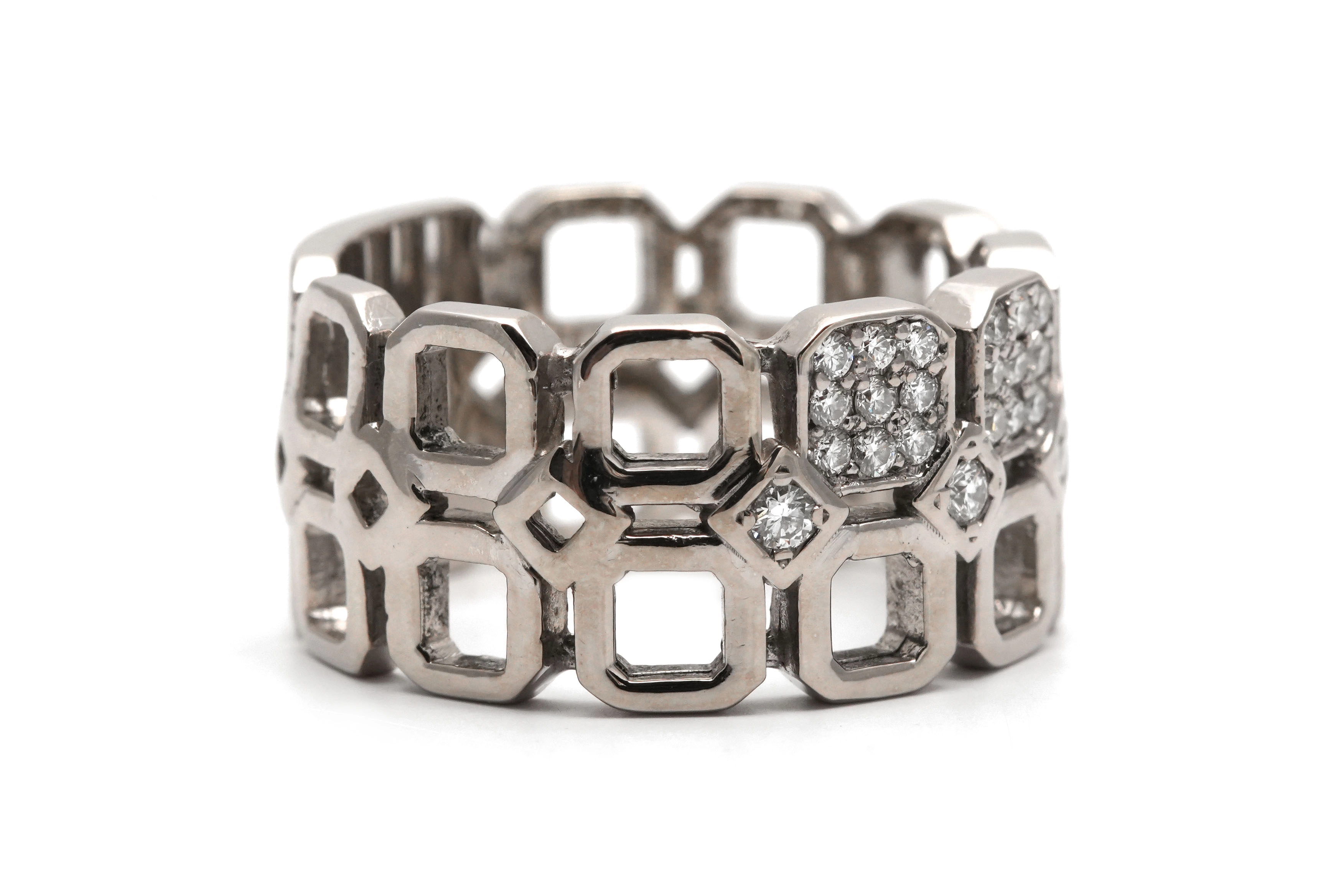 Bague contemporaine en or blanc 18 carats sertie de diamants taille "brillant" ( +- 0.19 ct)