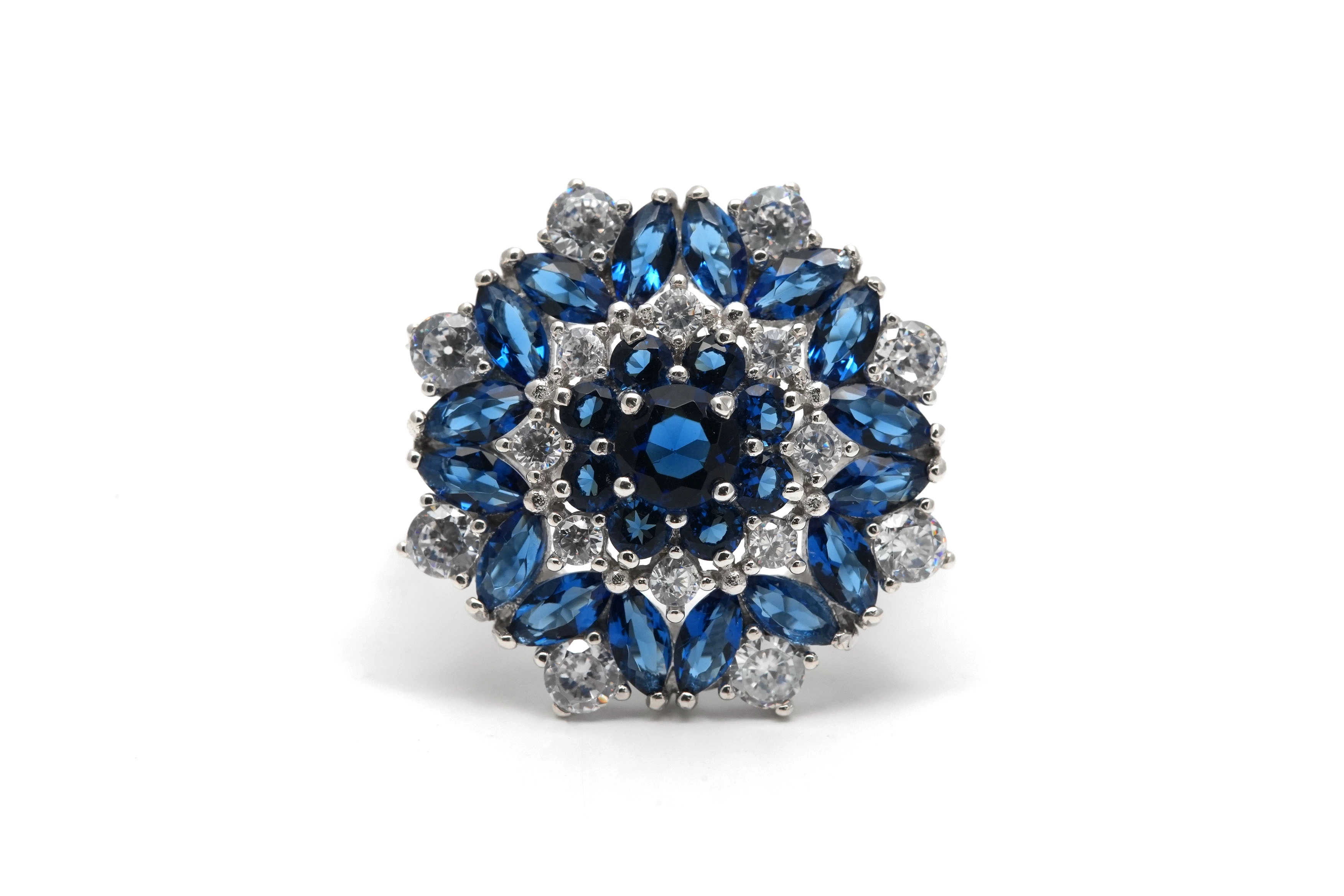Bague contemporaine en argent 925 sertie de zirconiums