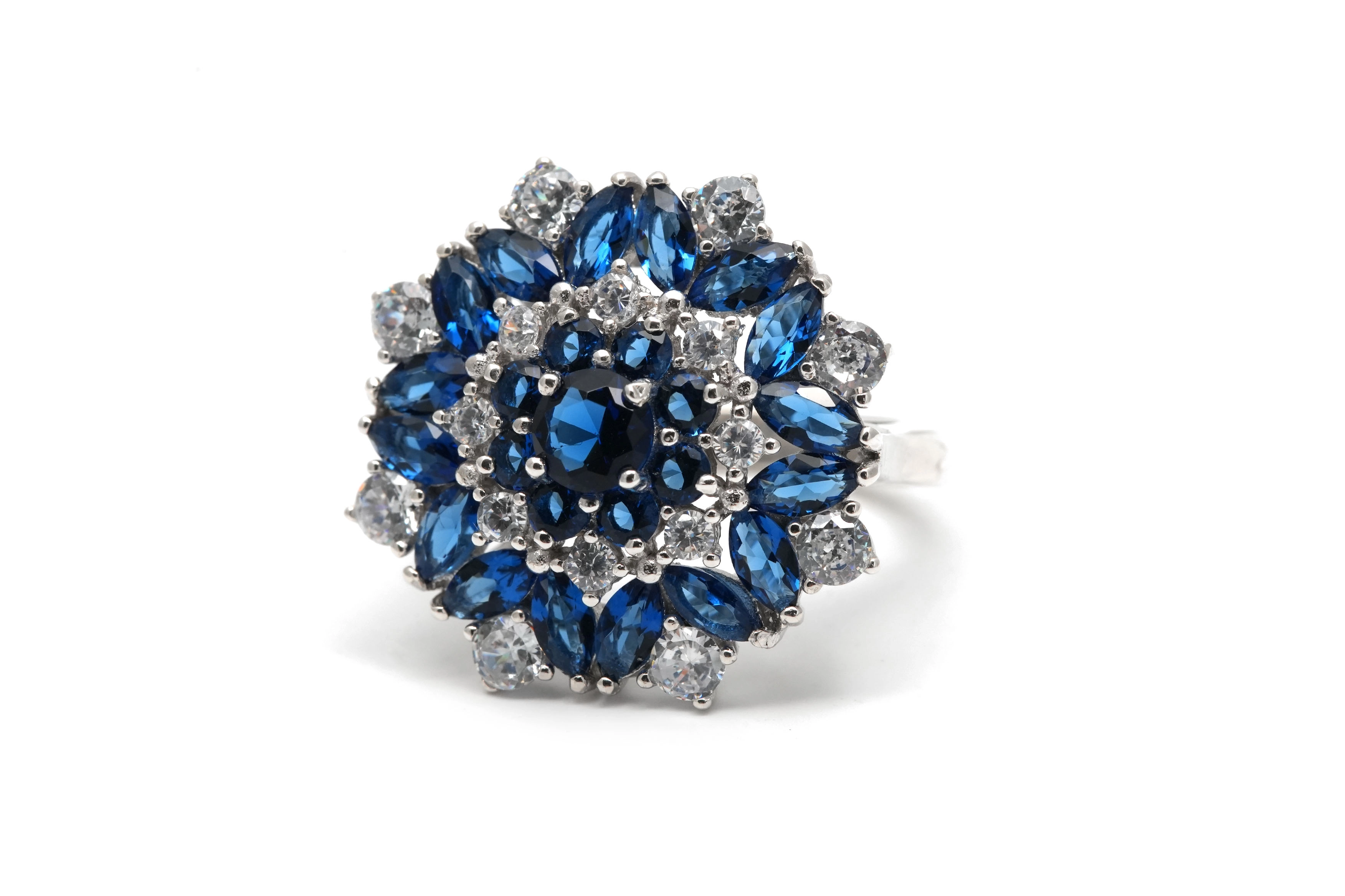 Bague contemporaine en argent 925 sertie de zirconiums