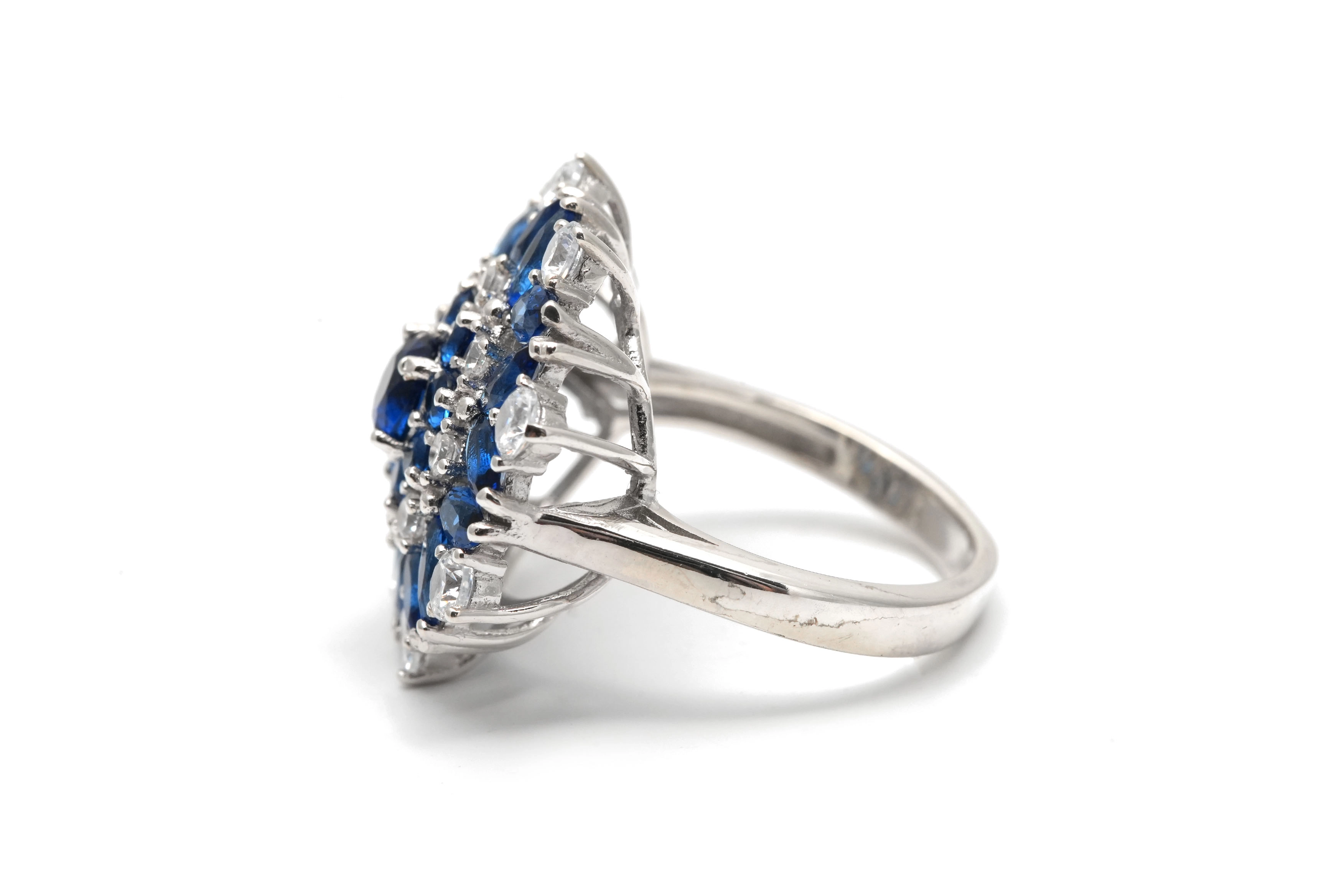 Bague contemporaine en argent 925 sertie de zirconiums