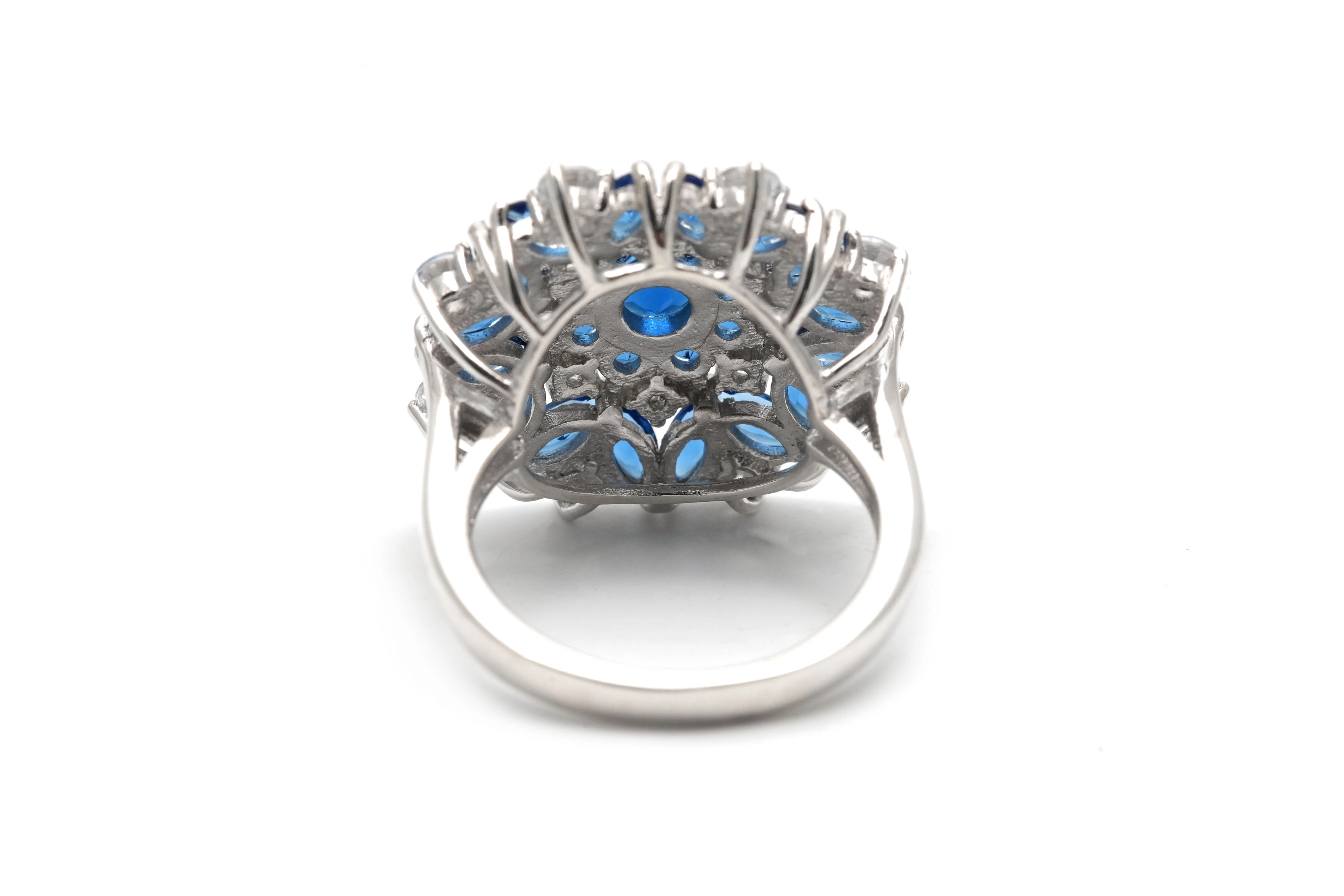 Bague contemporaine en argent 925 sertie de zirconiums