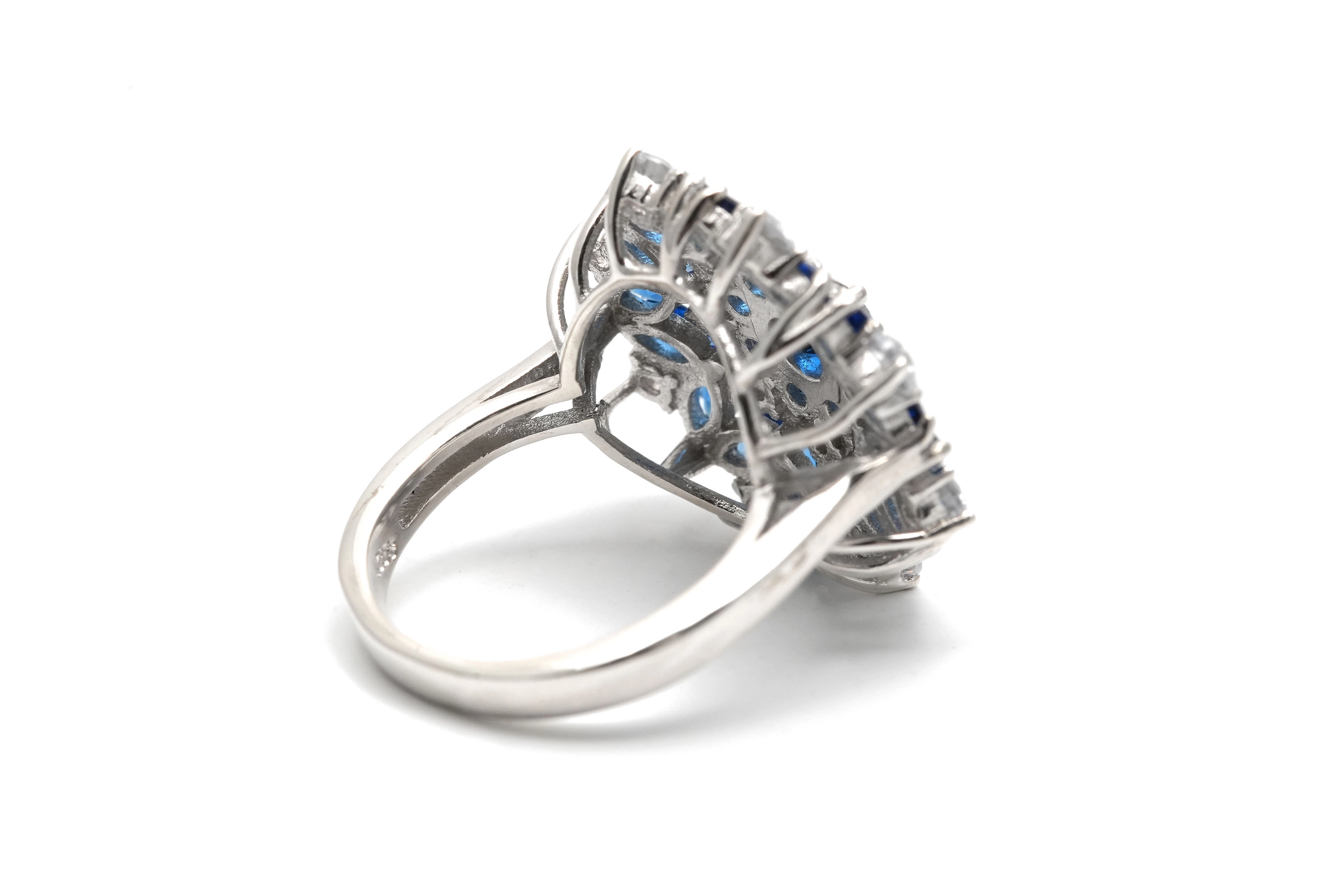 Bague contemporaine en argent 925 sertie de zirconiums