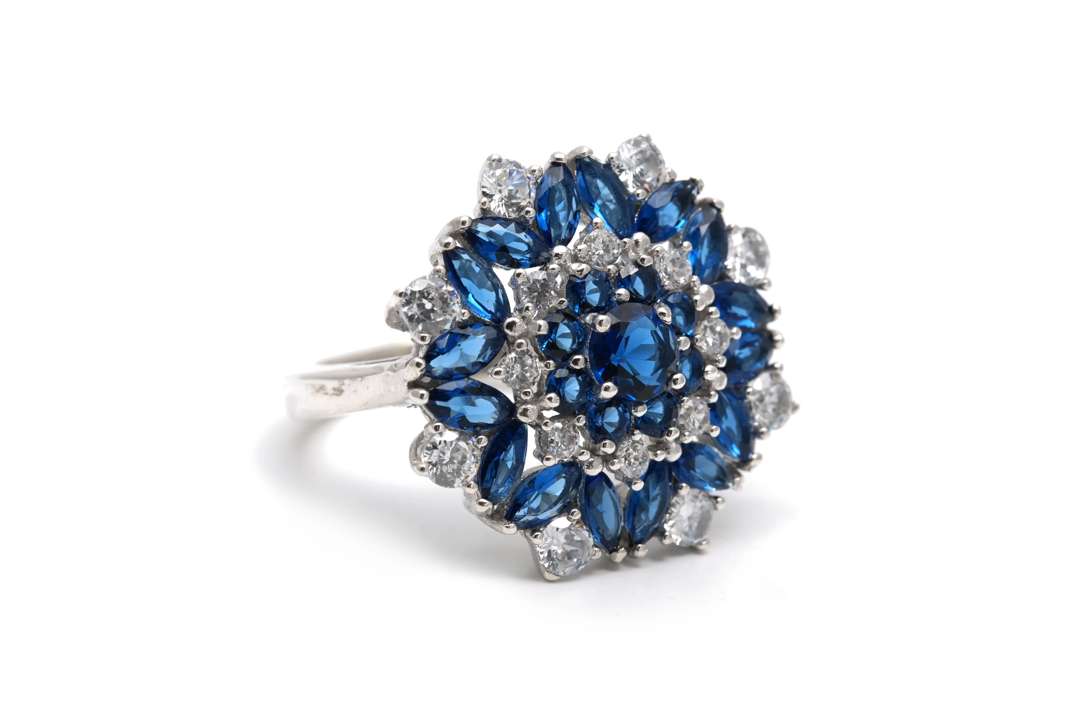 Bague contemporaine en argent 925 sertie de zirconiums