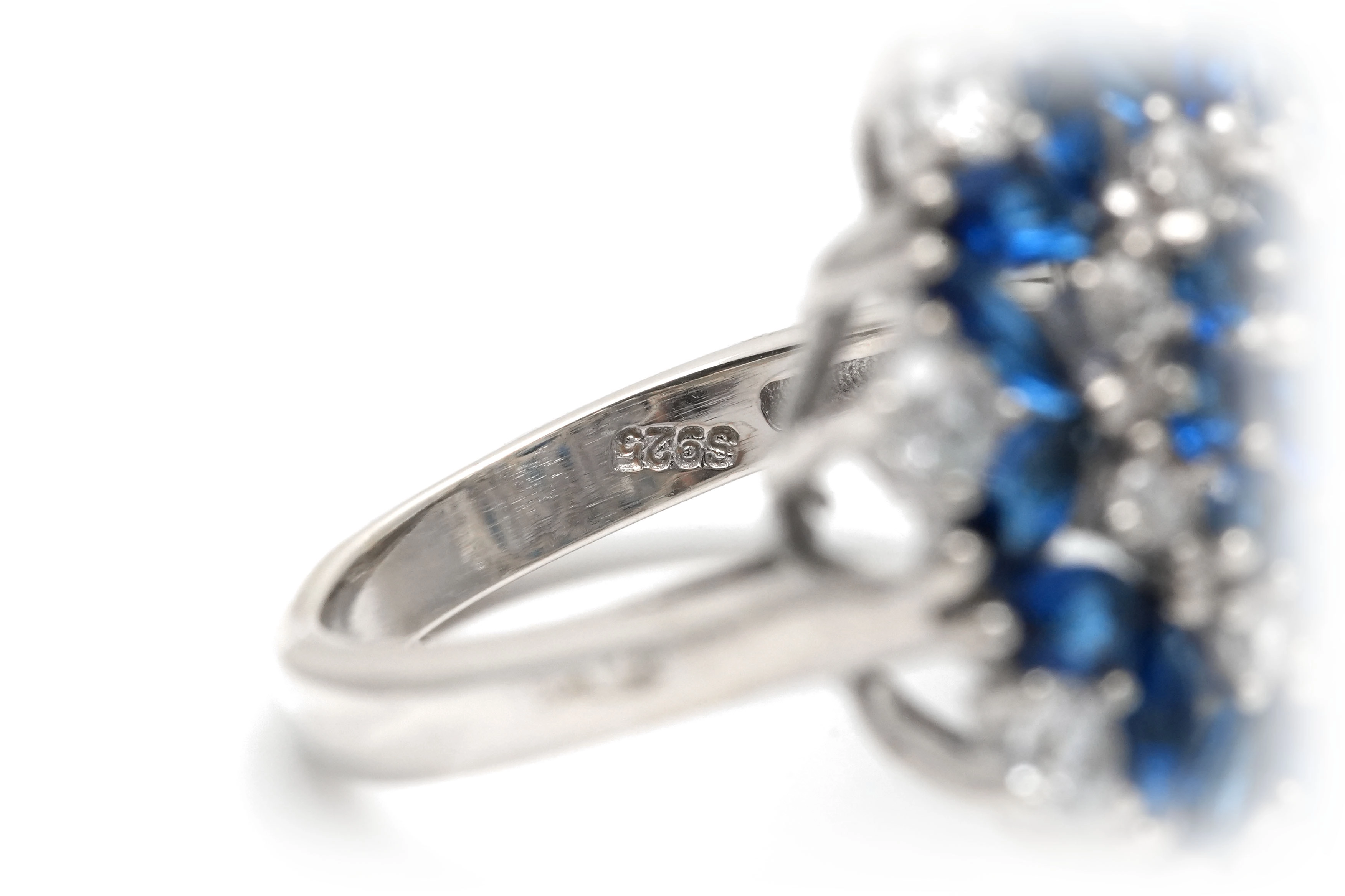 Bague contemporaine en argent 925 sertie de zirconiums