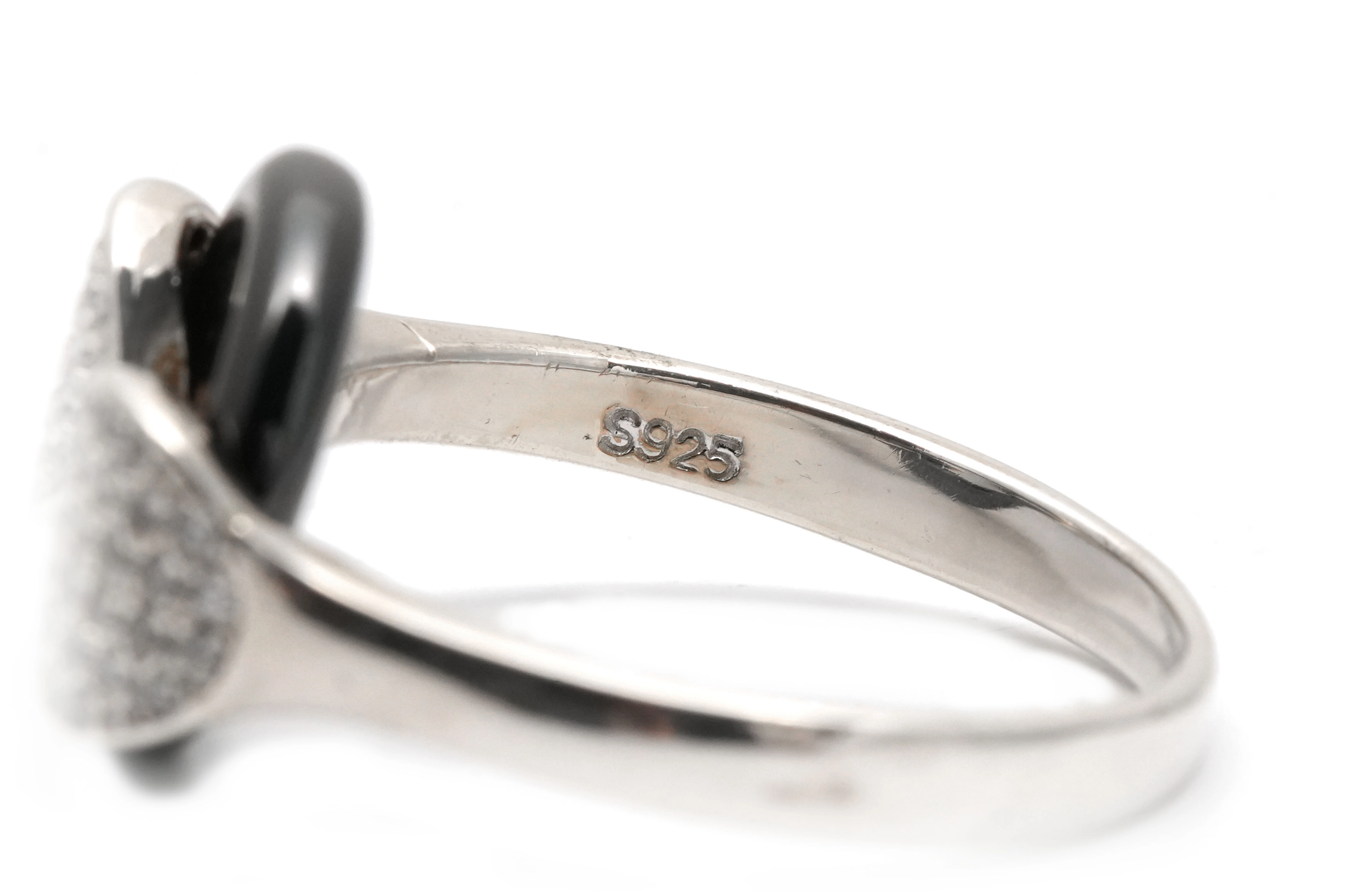 Bague contemporaine en argent 925 sertie de zirconiums et de céramique