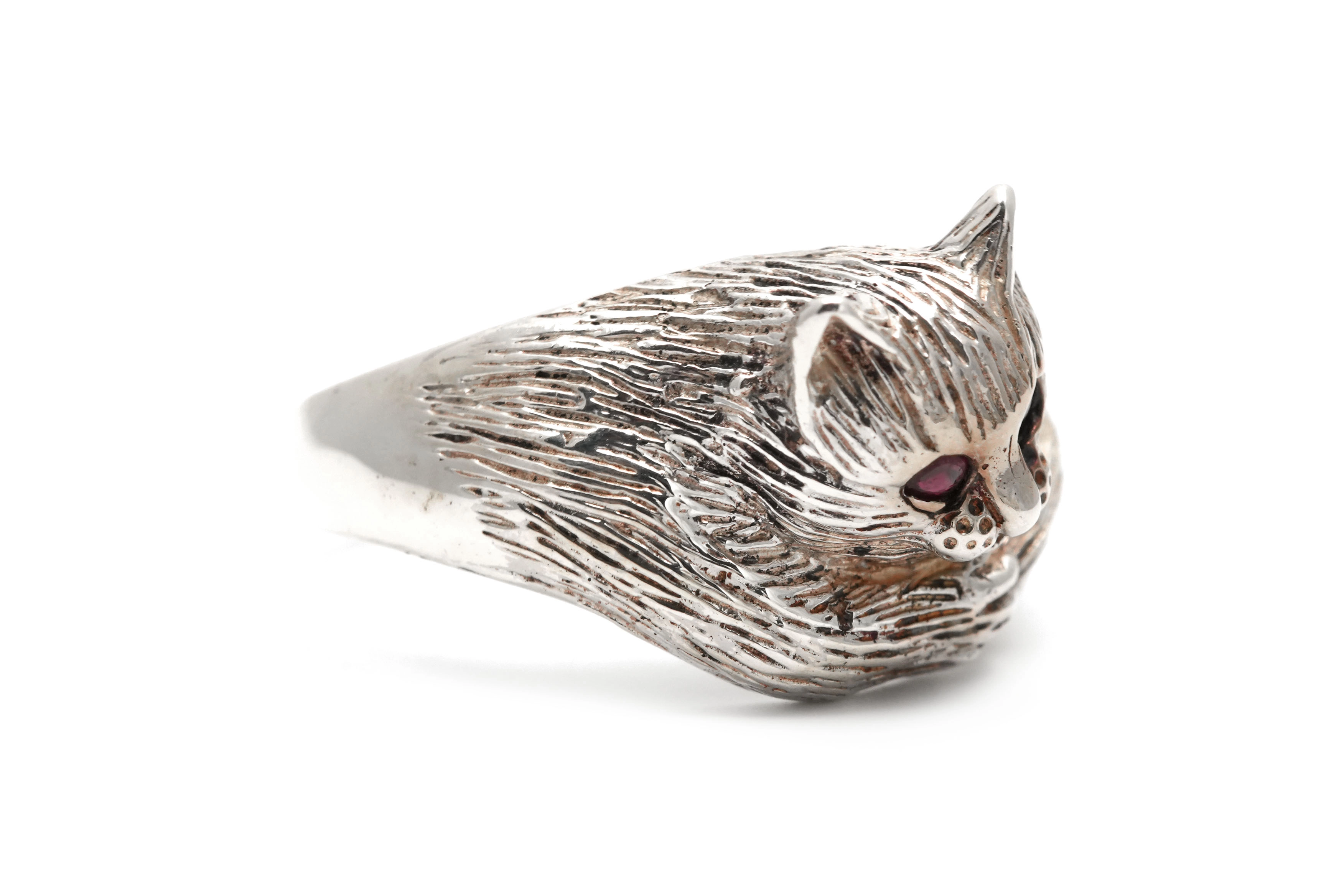 Bague chat contemporaine en argent 925 sertie de grenats