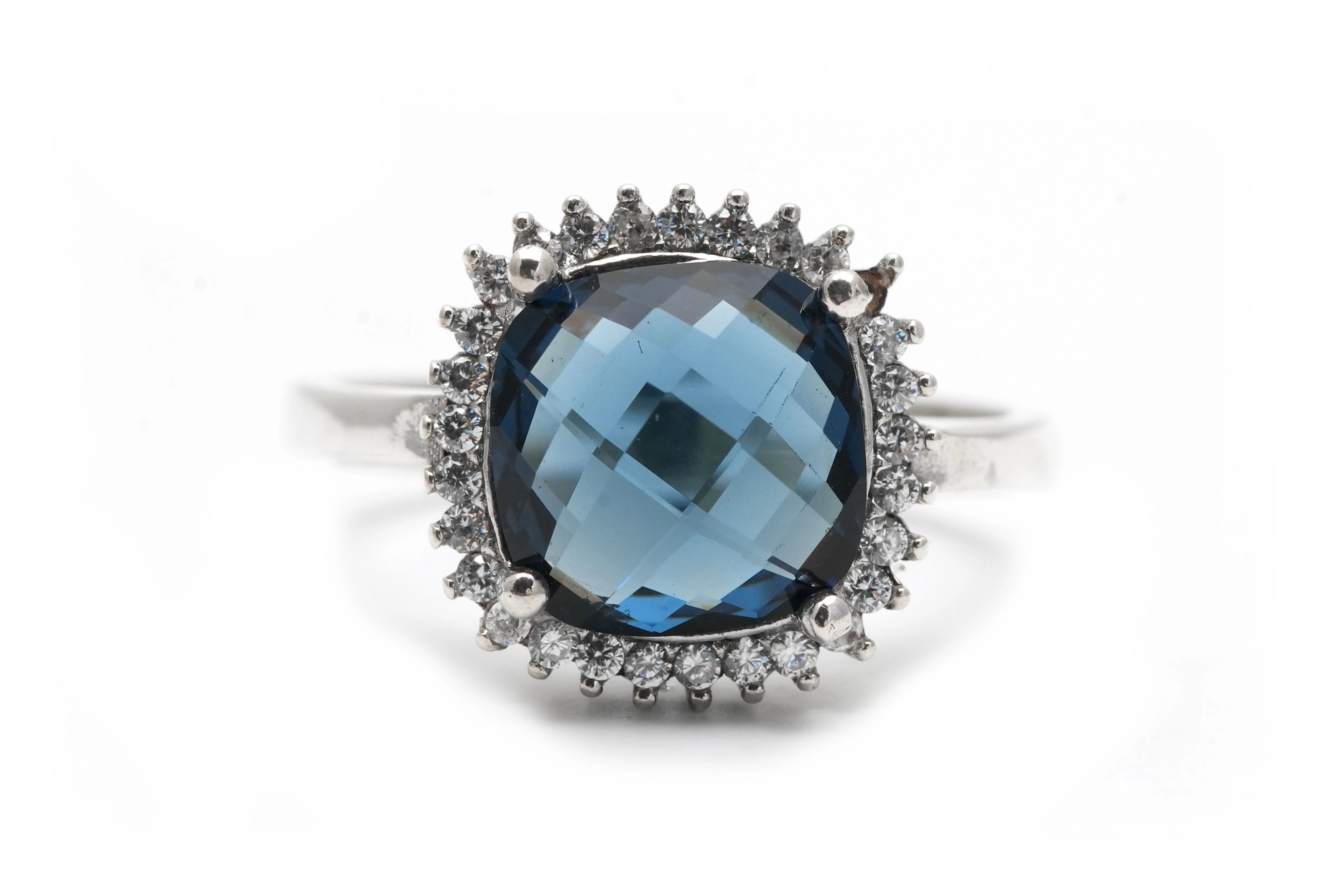 Bague contemporaine en argent 925 sertie de zirconiums