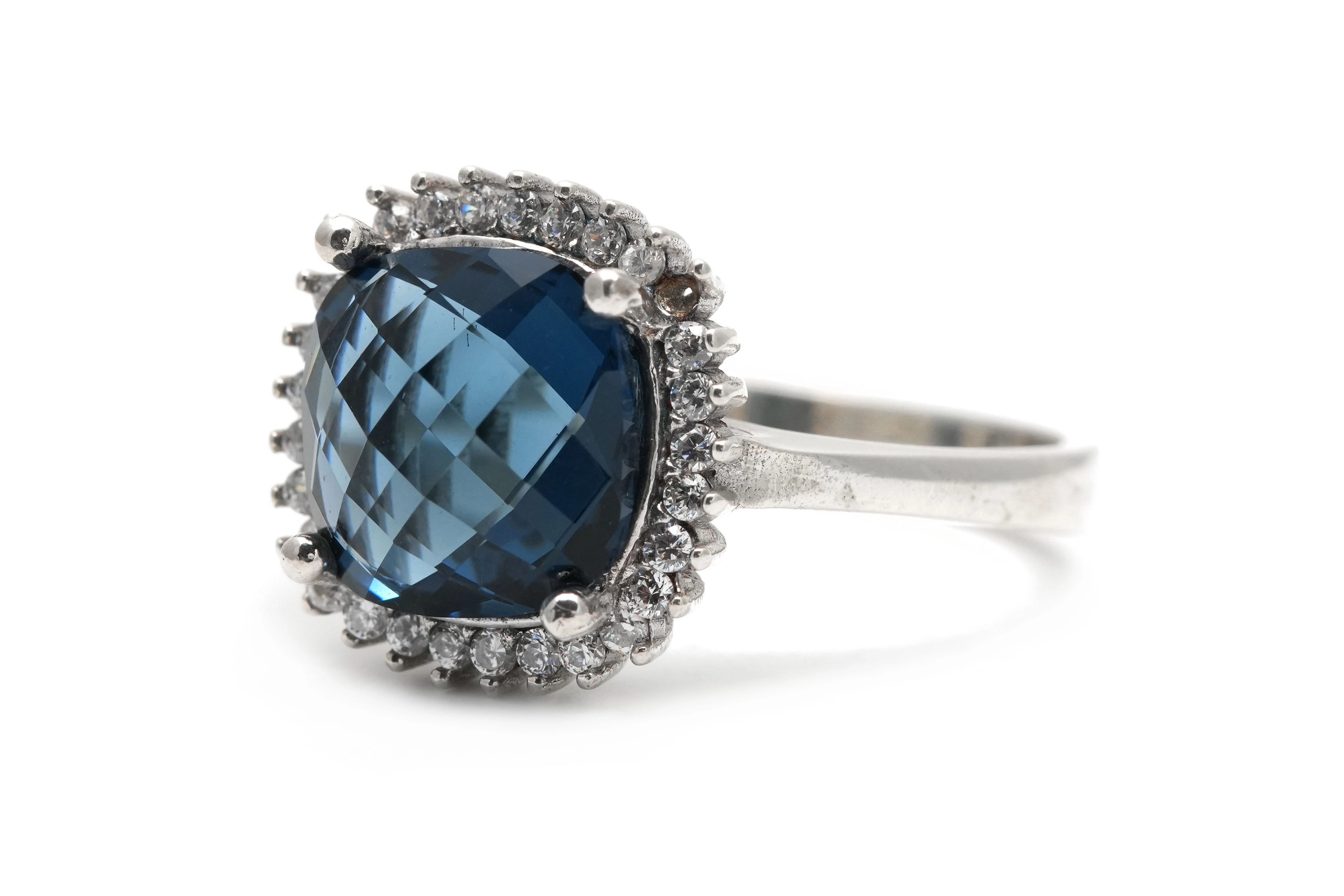 Bague contemporaine en argent 925 sertie de zirconiums