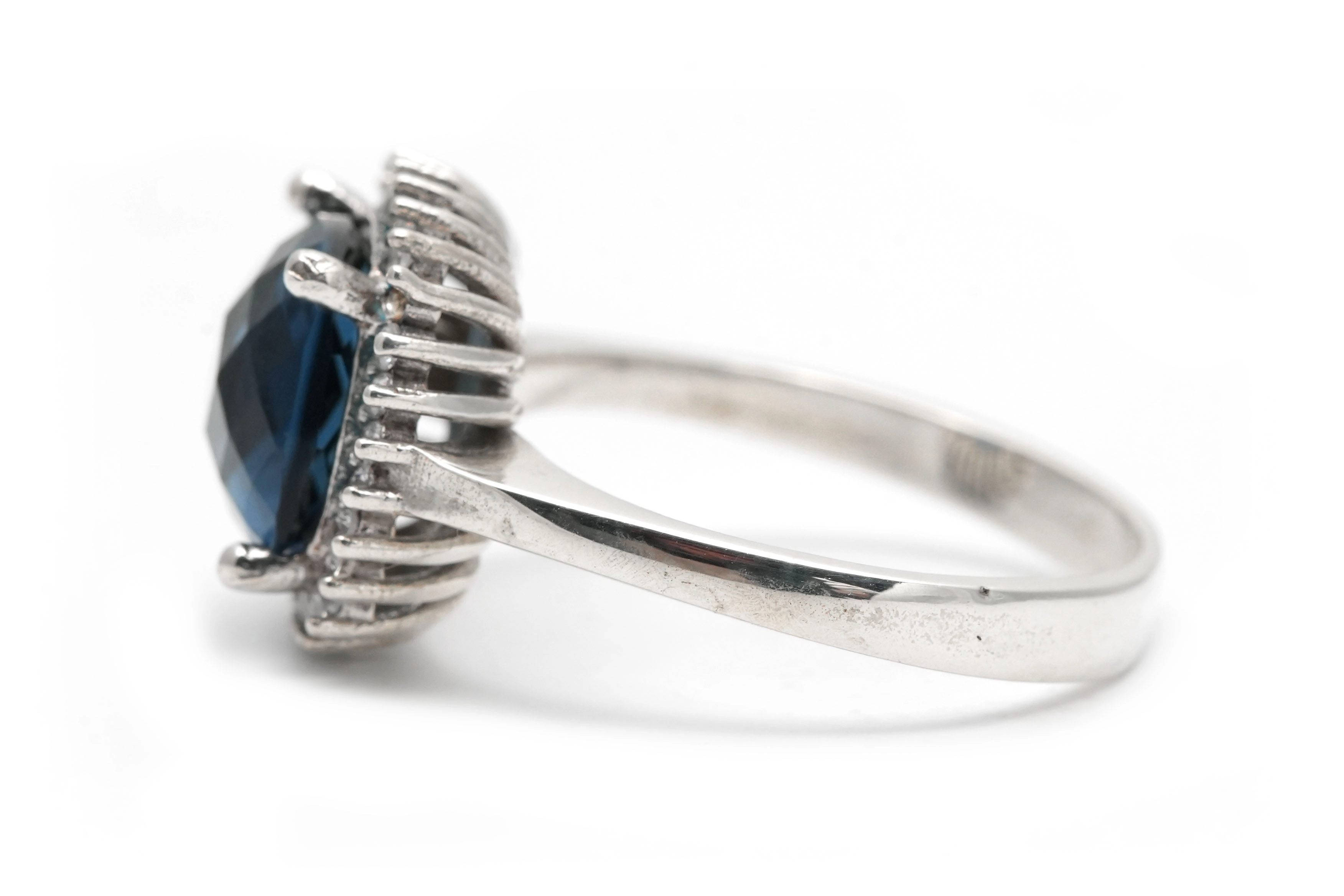 Bague contemporaine en argent 925 sertie de zirconiums