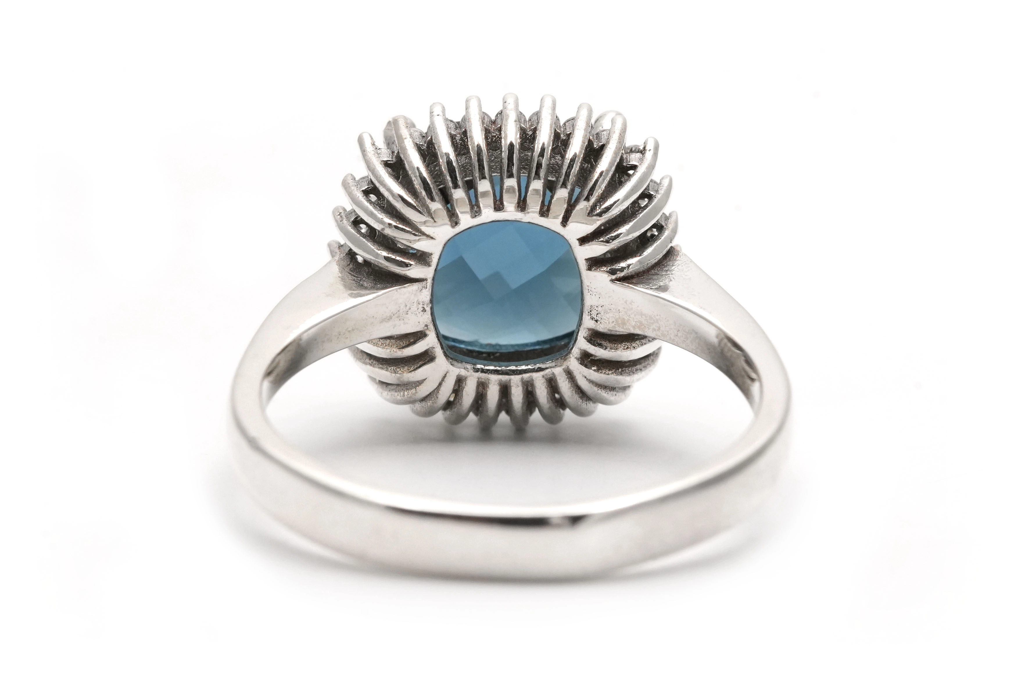 Bague contemporaine en argent 925 sertie de zirconiums