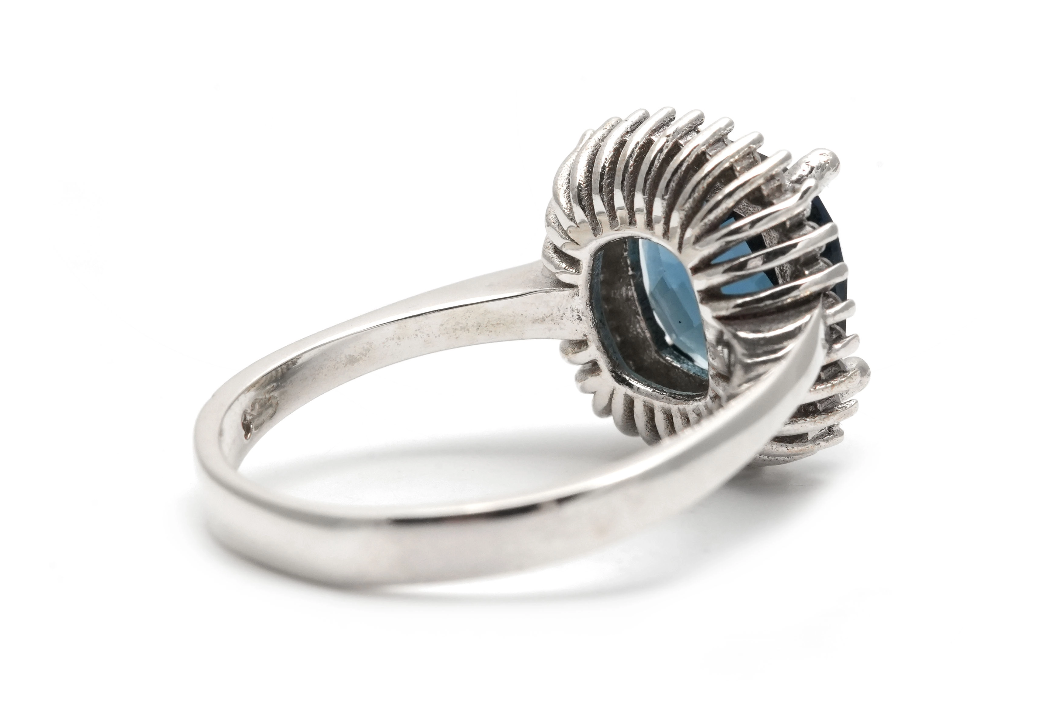 Bague contemporaine en argent 925 sertie de zirconiums