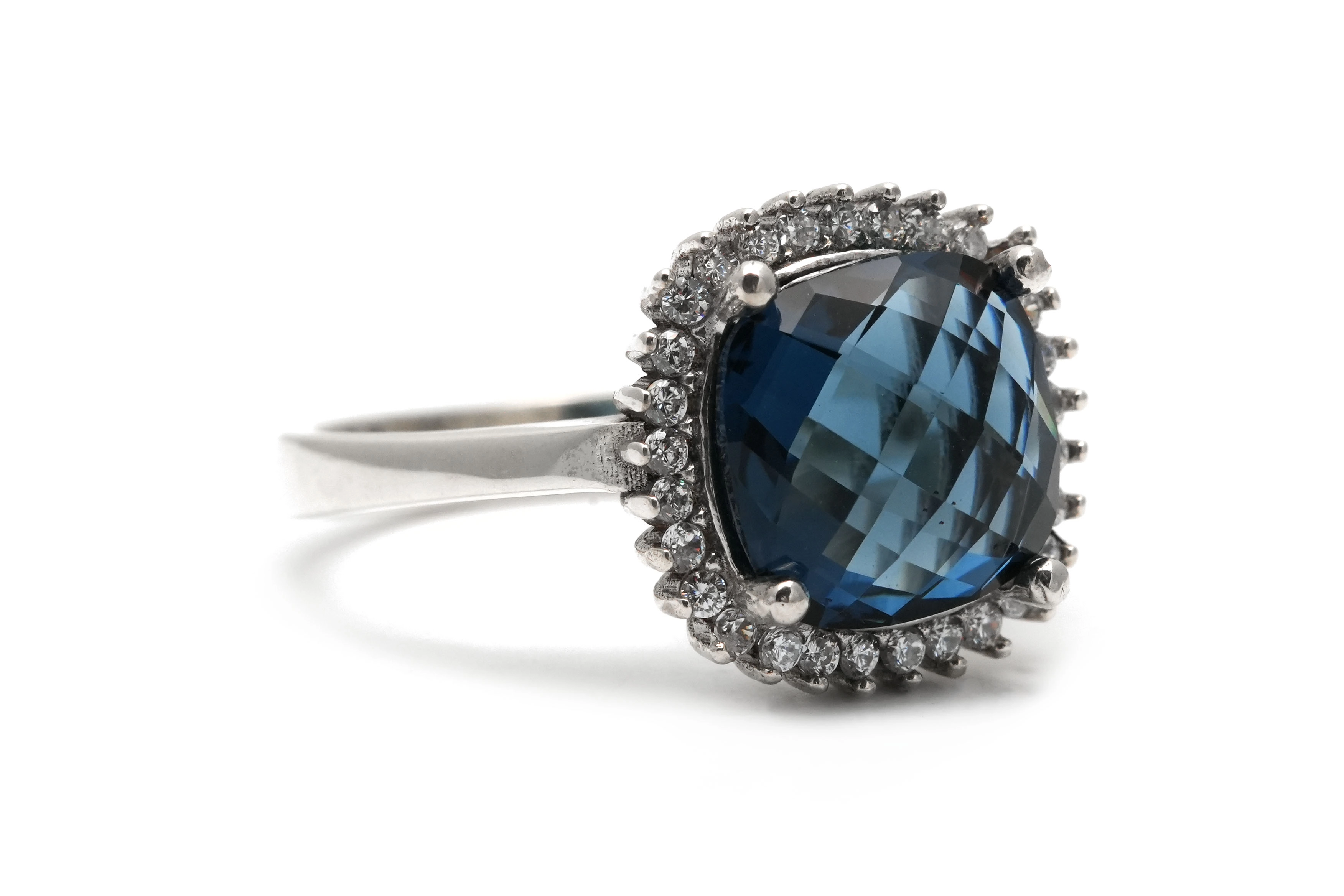 Bague contemporaine en argent 925 sertie de zirconiums