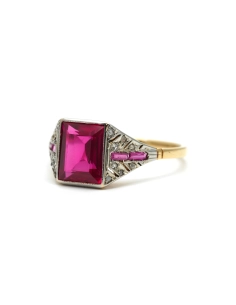 Bague Art Déco en or jaune et blanc 18 carats sertie de rubis de synthèse et de diamants taille "rose"