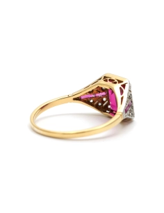 Bague Art Déco en or jaune et blanc 18 carats sertie de rubis de synthèse et de diamants taille "rose"