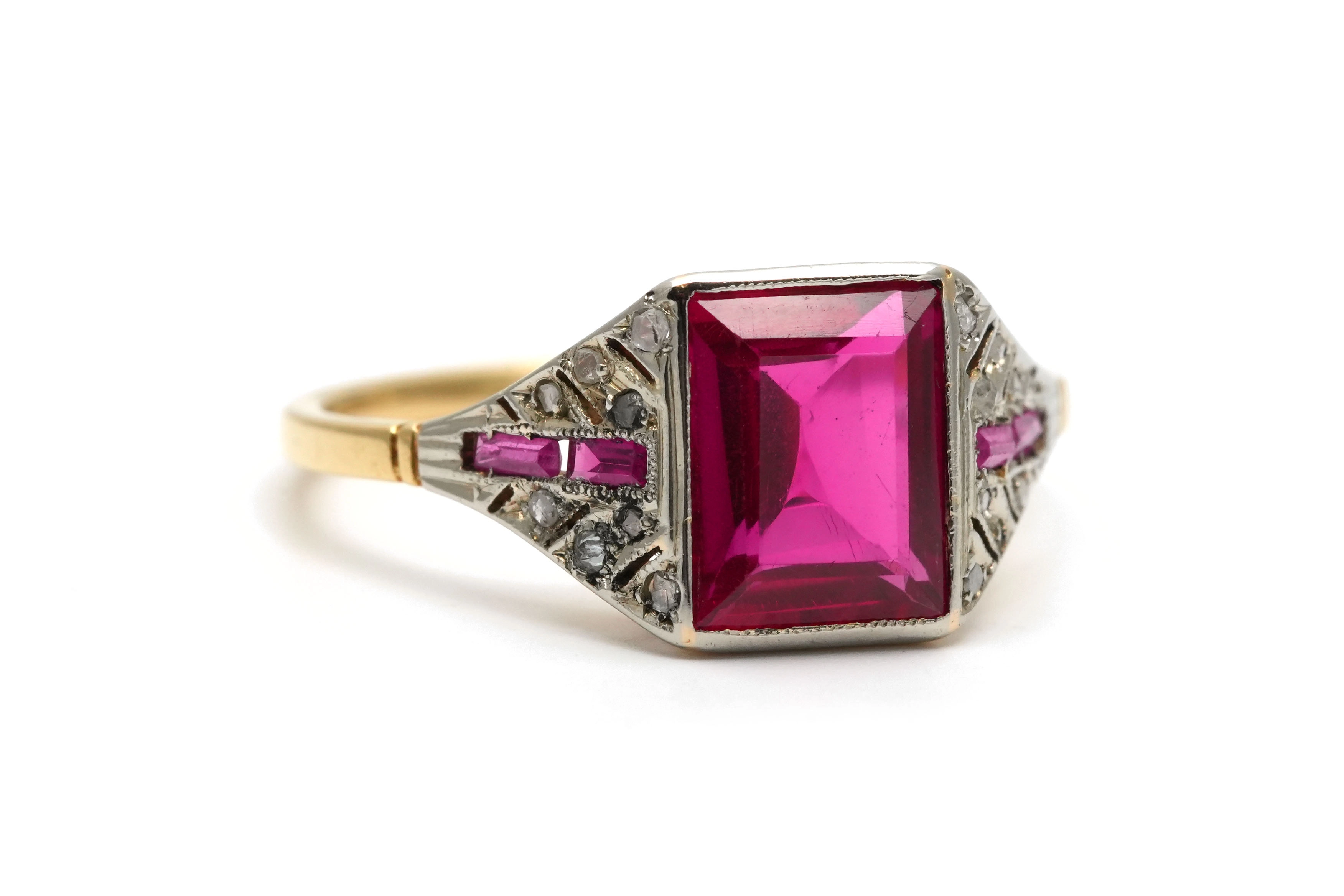Bague Art Déco en or jaune et blanc 18 carats sertie de rubis de synthèse et de diamants taille "rose"
