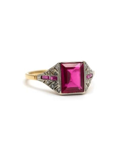 Bague Art Déco en or jaune et blanc 18 carats sertie de rubis de synthèse et de diamants taille "rose"