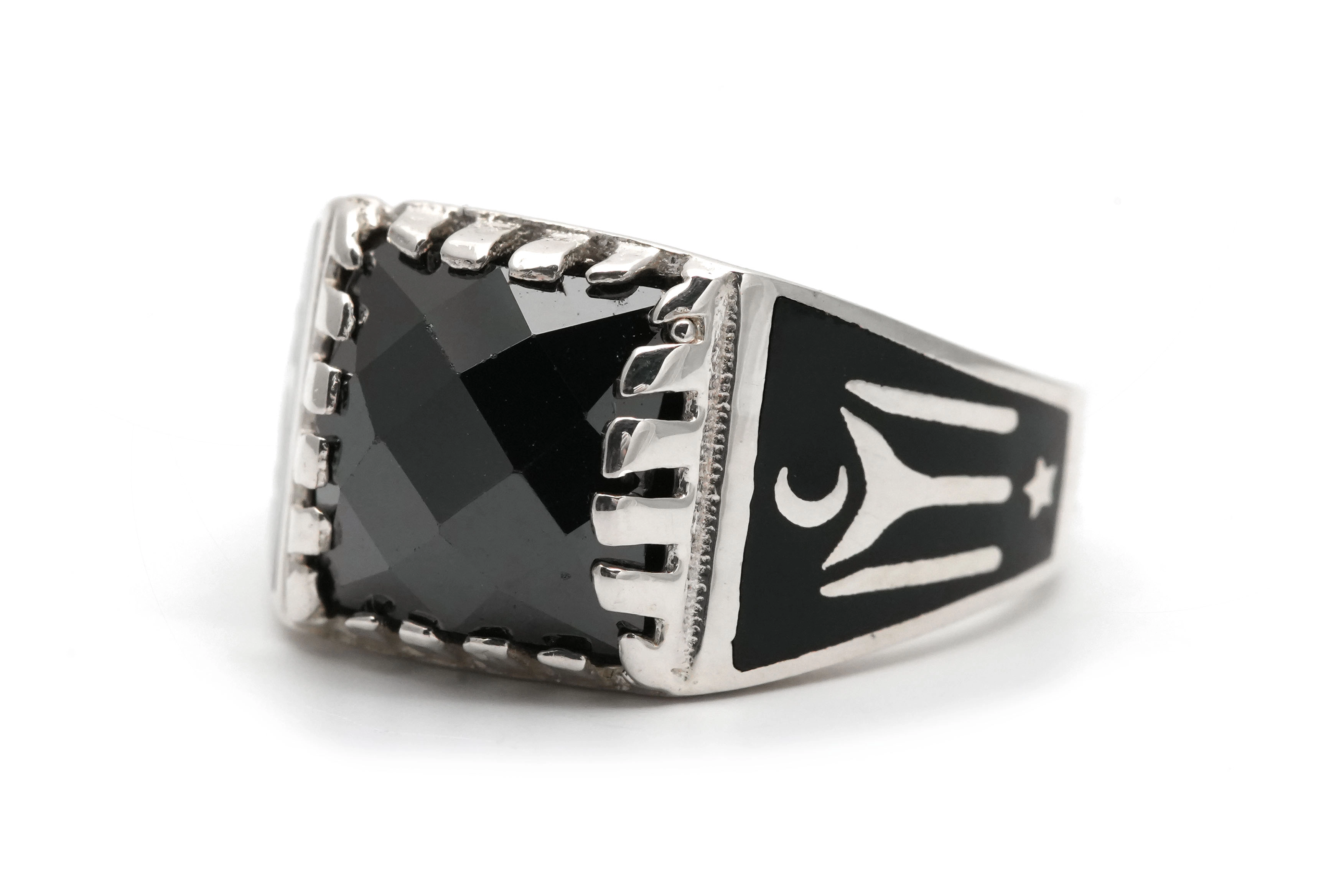 Bague contemporaine en argent 925 sertie d'une onyx