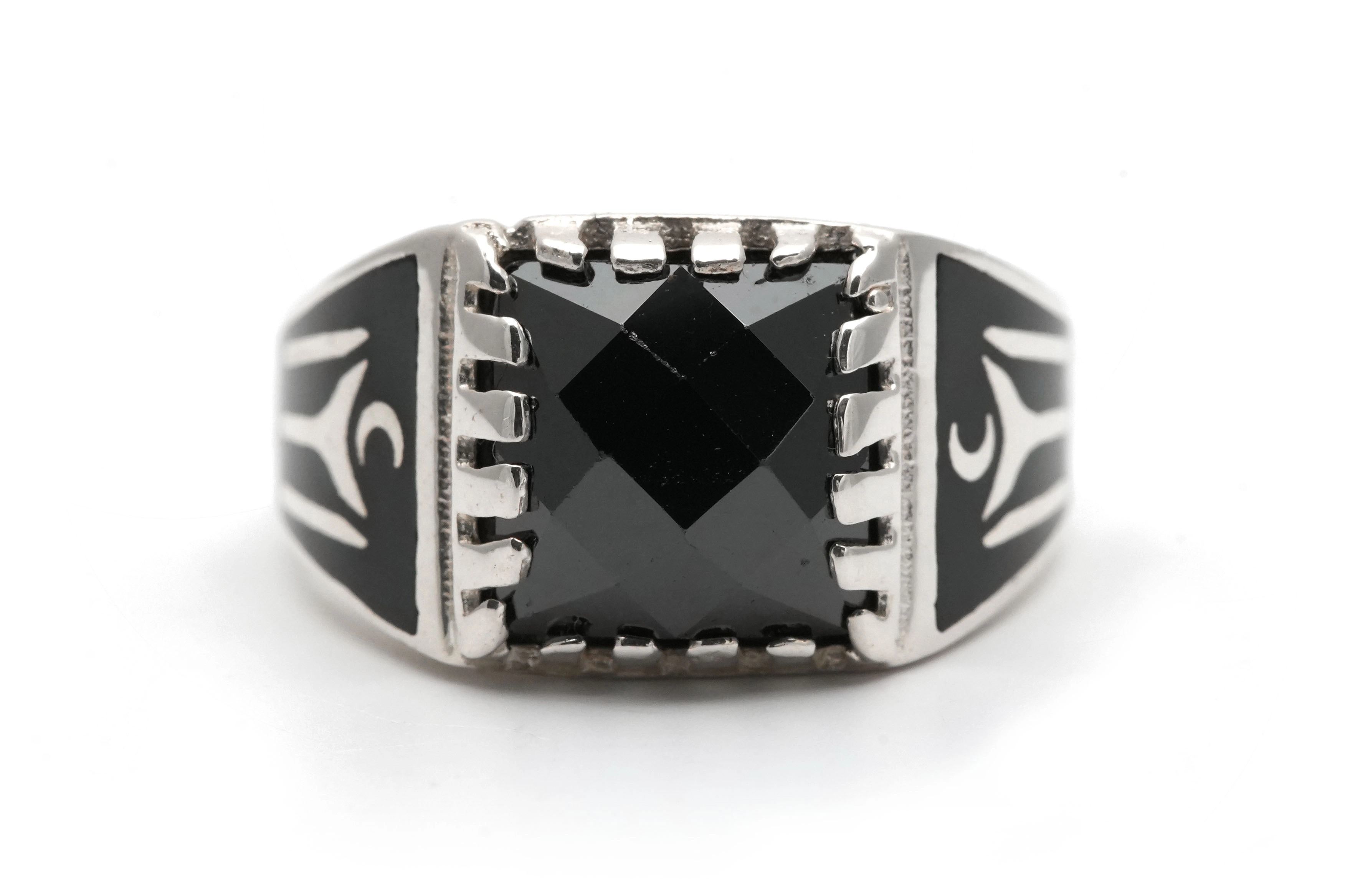 Bague contemporaine en argent 925 sertie d'une onyx