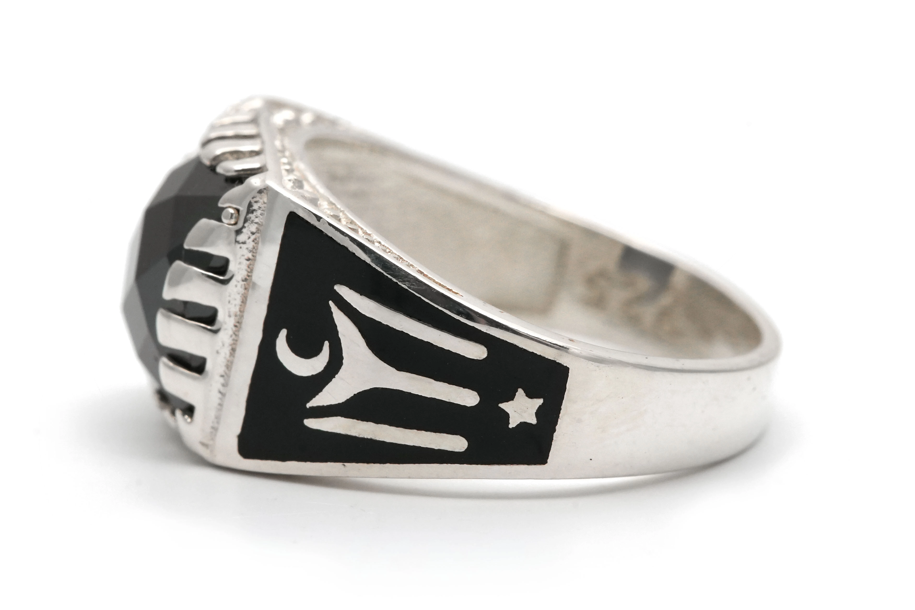 Bague contemporaine en argent 925 sertie d'une onyx