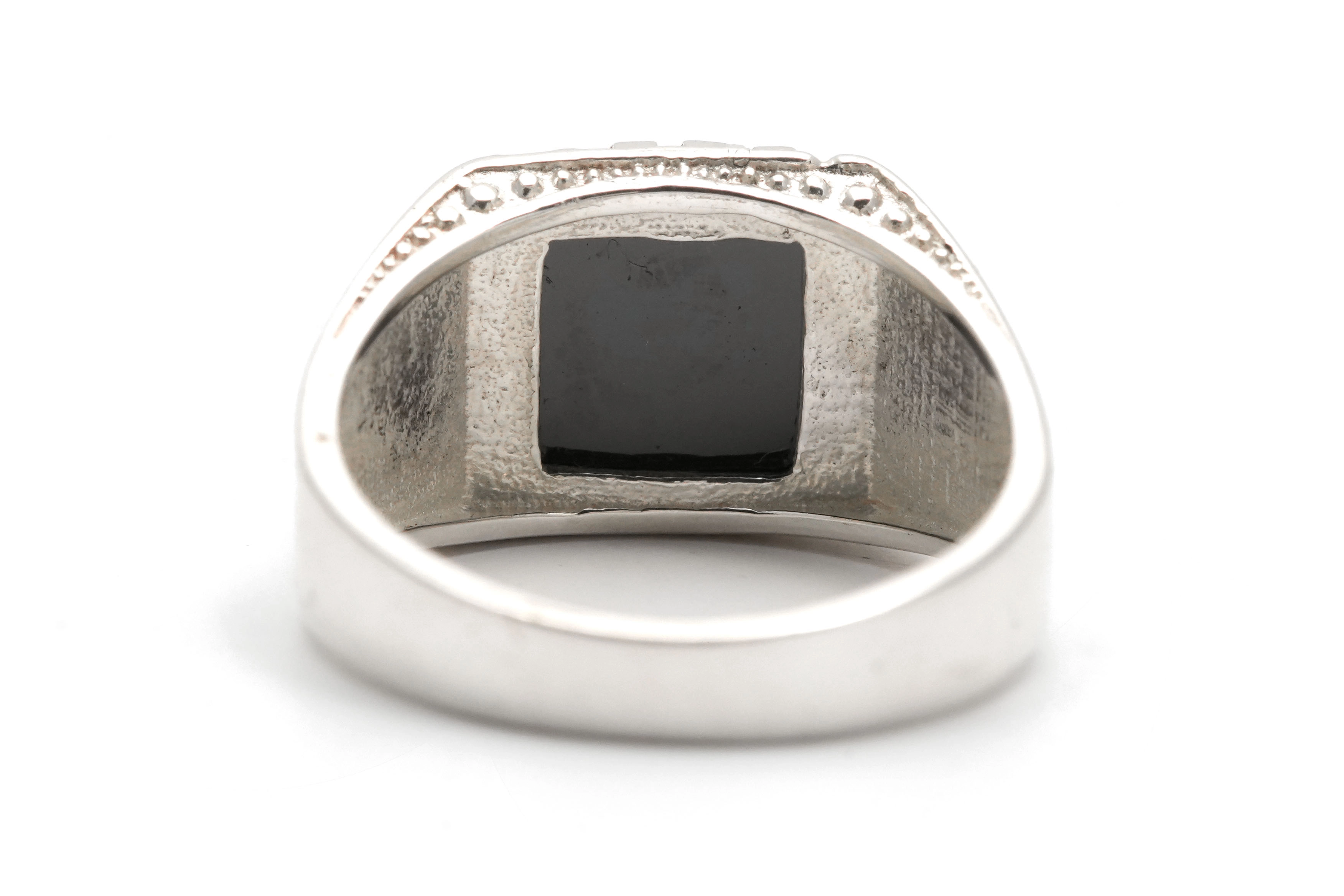 Bague contemporaine en argent 925 sertie d'une onyx