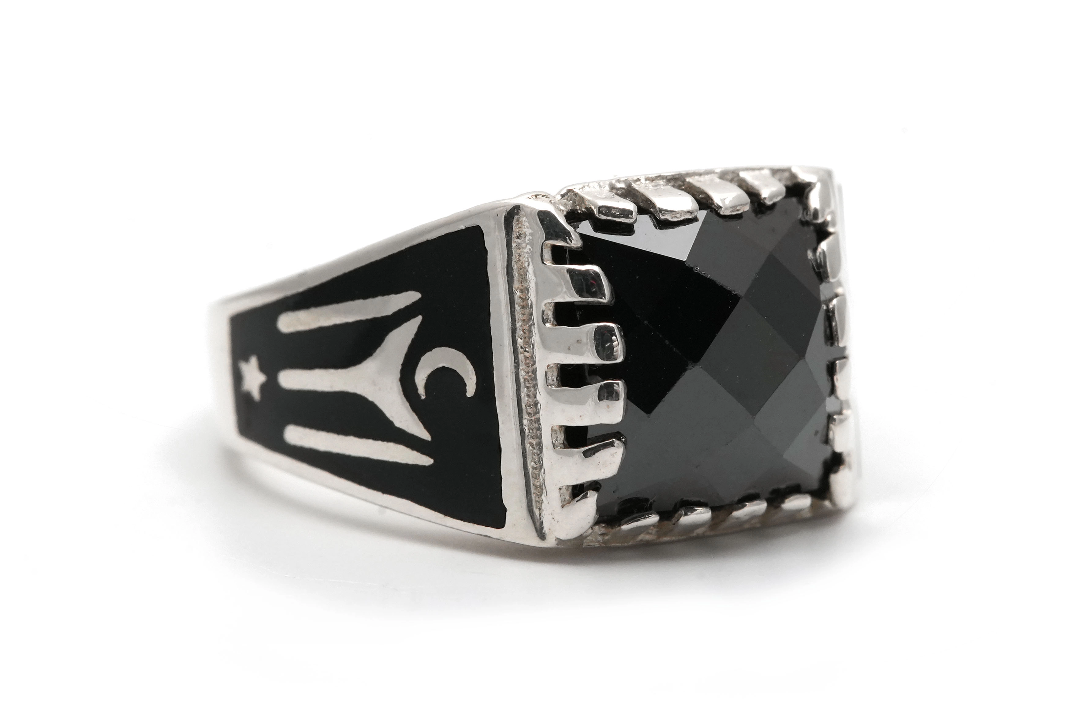 Bague contemporaine en argent 925 sertie d'une onyx