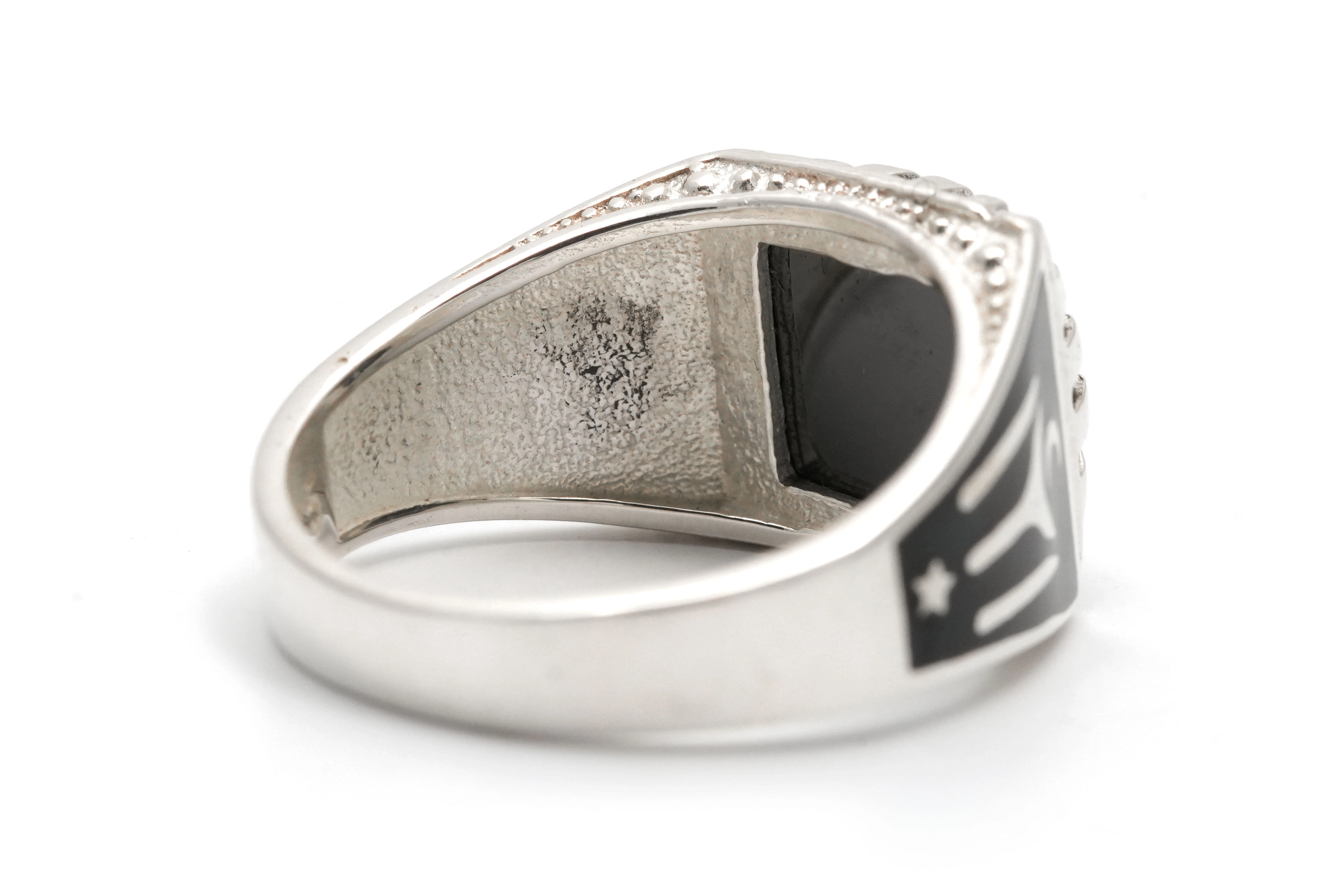 Bague contemporaine en argent 925 sertie d'une onyx